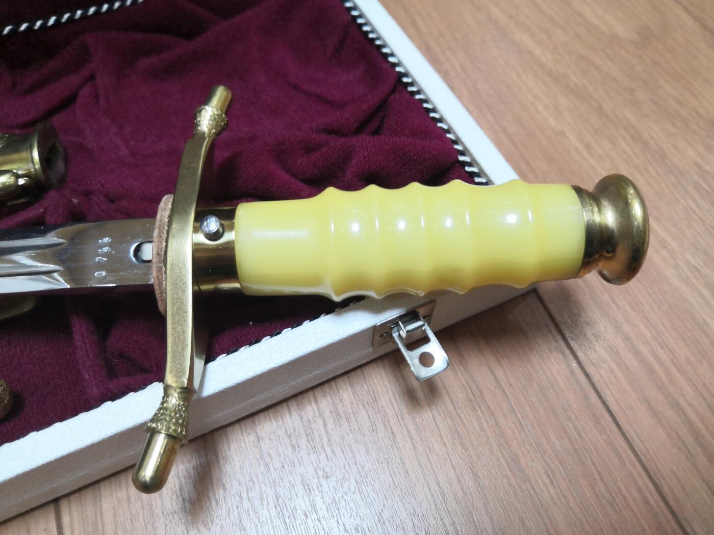 红色经典收藏拍卖专场第28期 保真东德司令佩剑  全套 未开刃 不含衣服