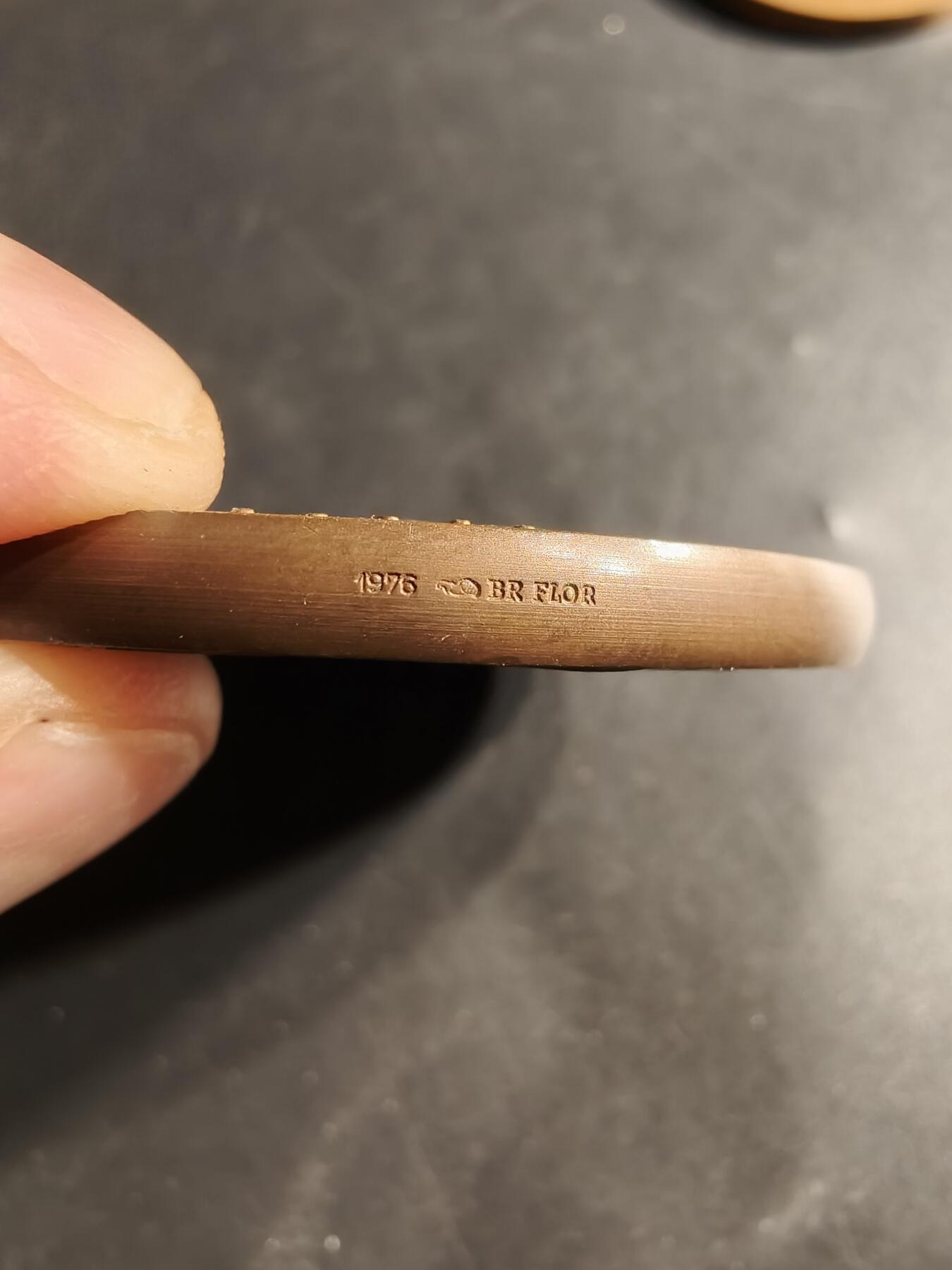 老王徽章第159期 法国储蓄银行公证人大铜章    直径58mm.   重量124.4g