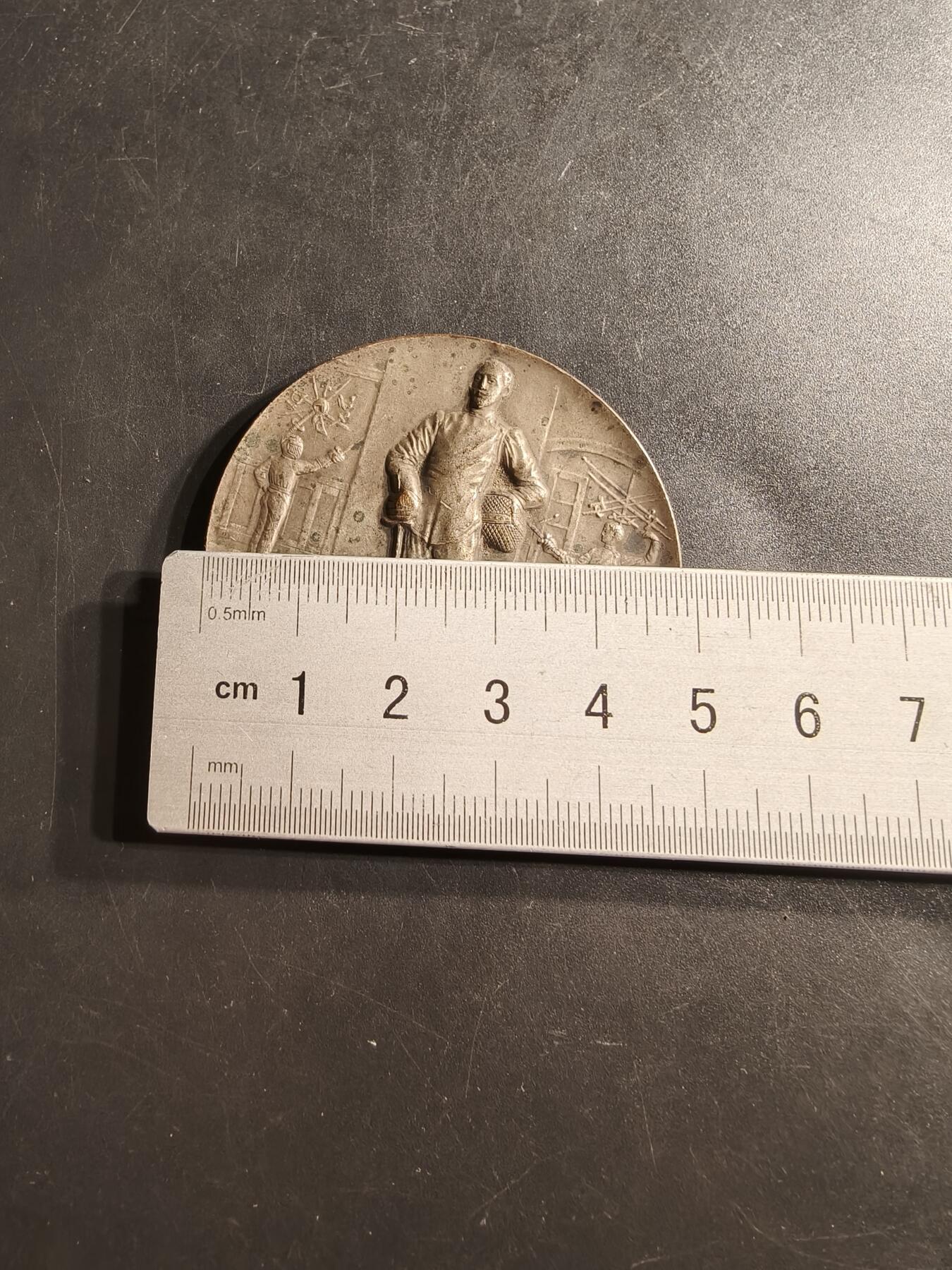 老王徽章第159期 法国击剑运动大铜章     直径50mm.    重量50.5g 