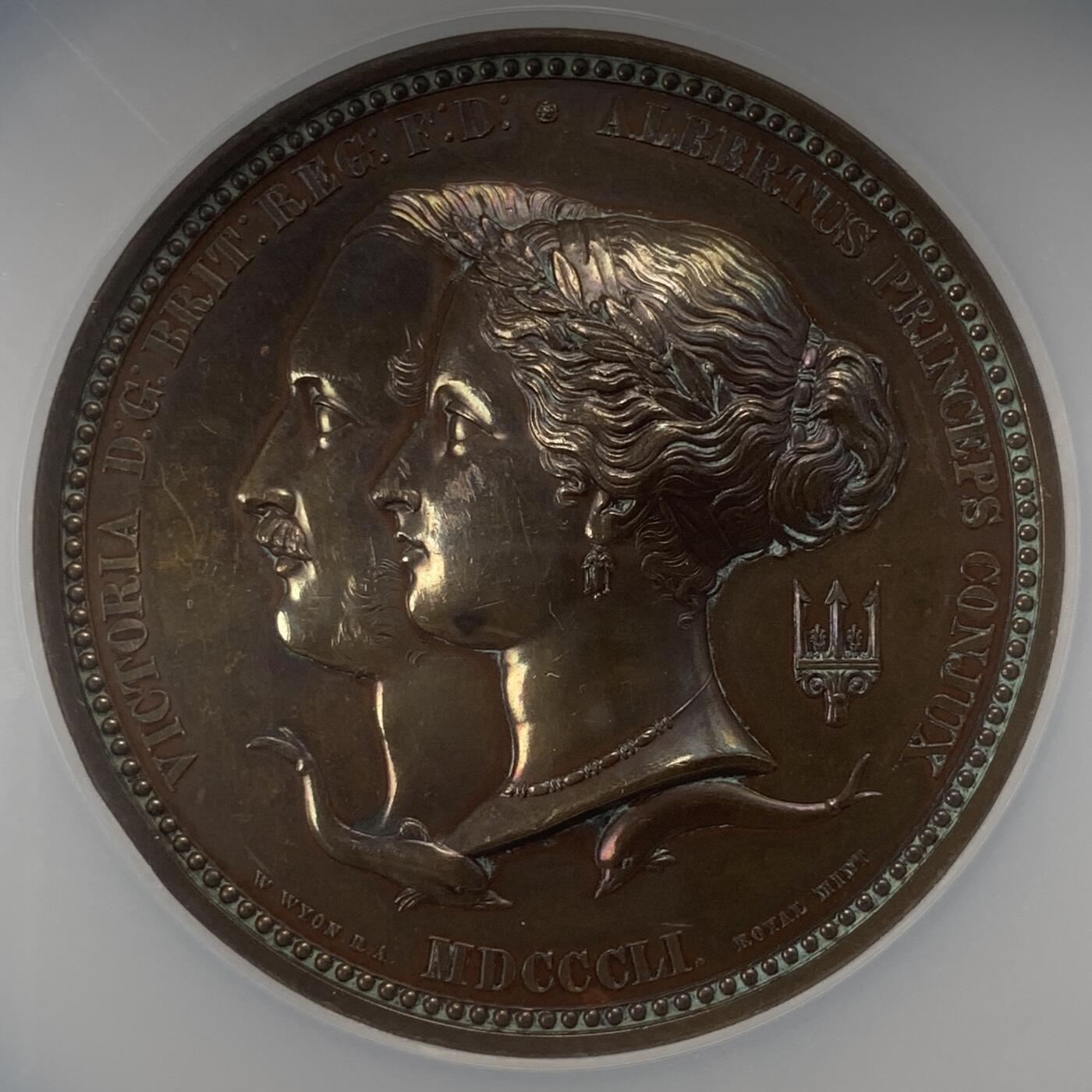 掌中浮雕-藏着的欧洲第039场 NGC UNC : 1851年英国伦敦世博会铜章，64mm，发行量仅300多枚，设计者为W.Wyon，此版本作为颁发给评审评委会的奖章，少见品种