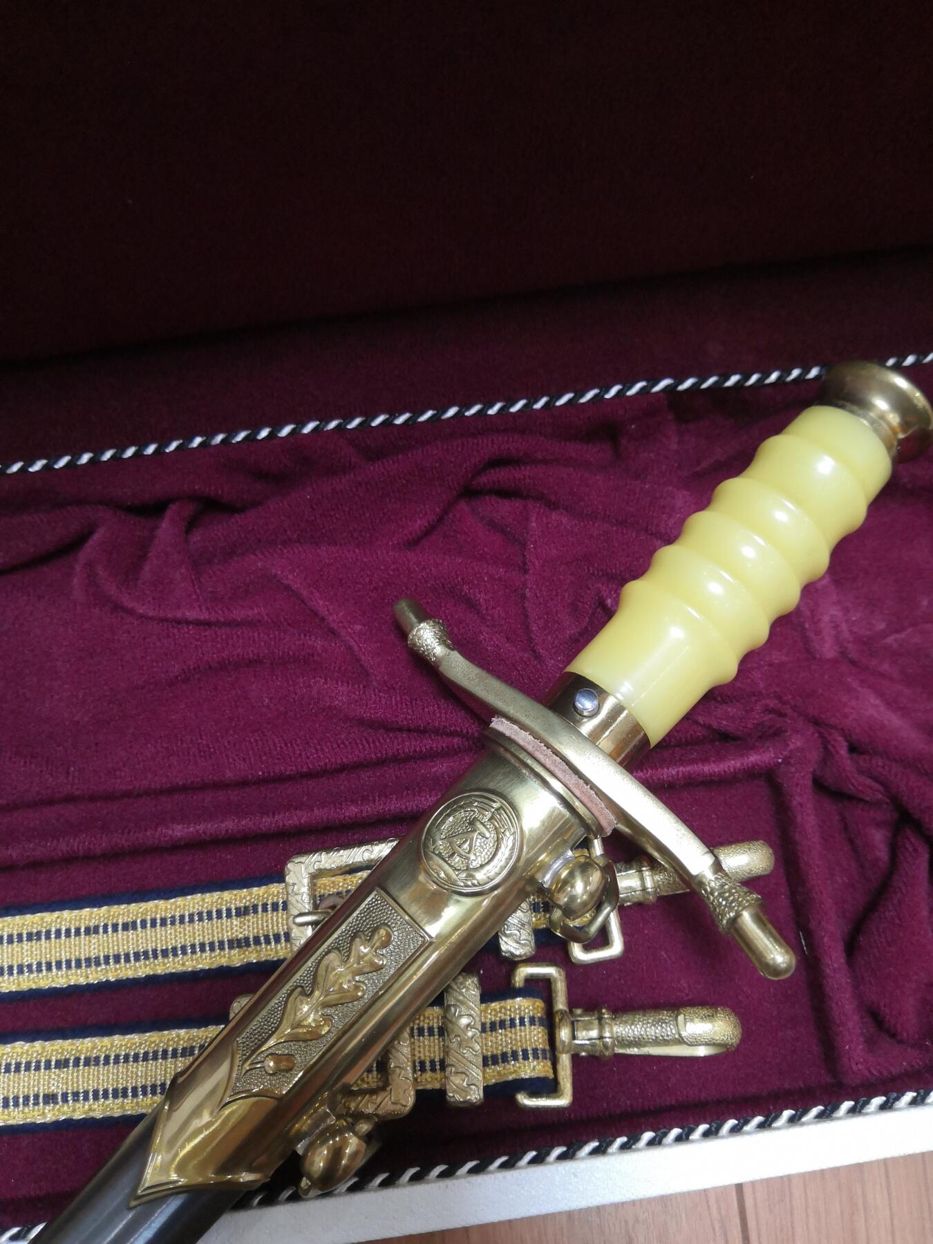 红色经典收藏拍卖专场第28期 保真东德司令佩剑  全套 未开刃 不含衣服