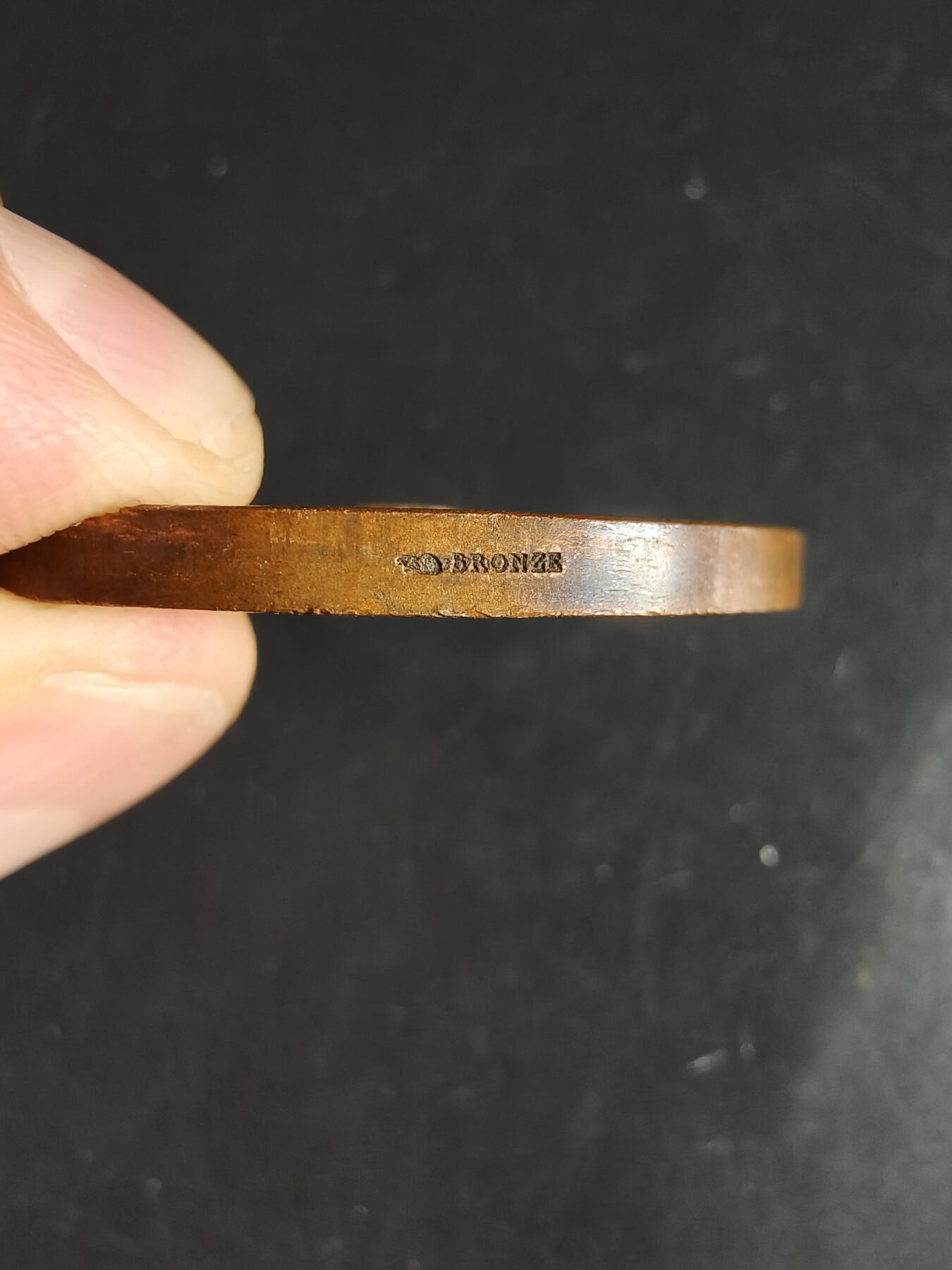 老王徽章第159期  法国蒙彼利埃国立高等美术学院大铜章     直径40mm.    重量34.8g
