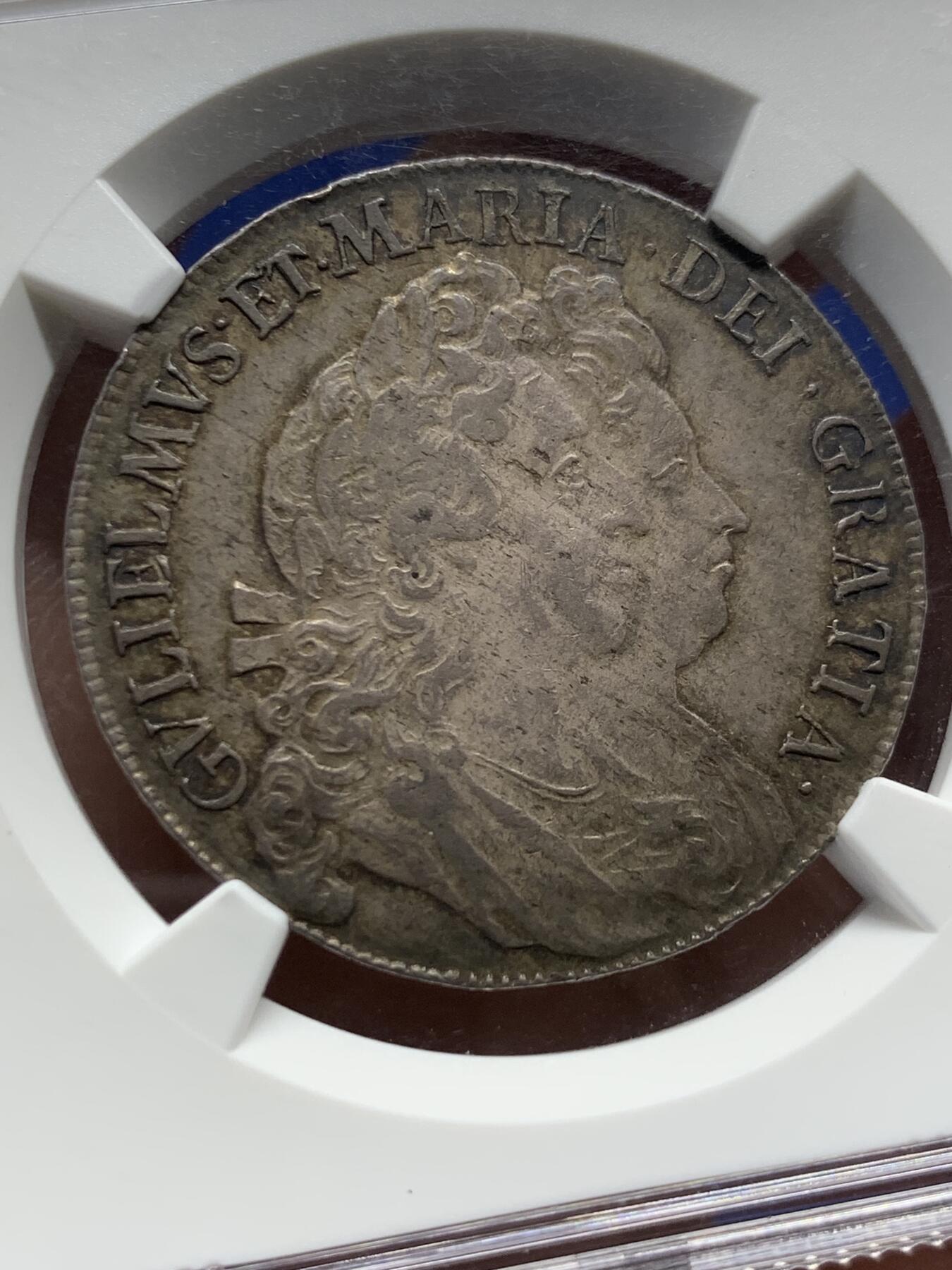 《竞宝斋》第433场 周日，周一 2场连拍 （全场包邮） NGC MS60 英国1693年威廉与玛丽半克朗银币 原味酱彩好状态 英系大神Cope旧藏,传承有序 ,观感超越分数的状态,稀有品种 玩英系不可或缺的一枚 去年九月ha同年版au50分价格1920美金