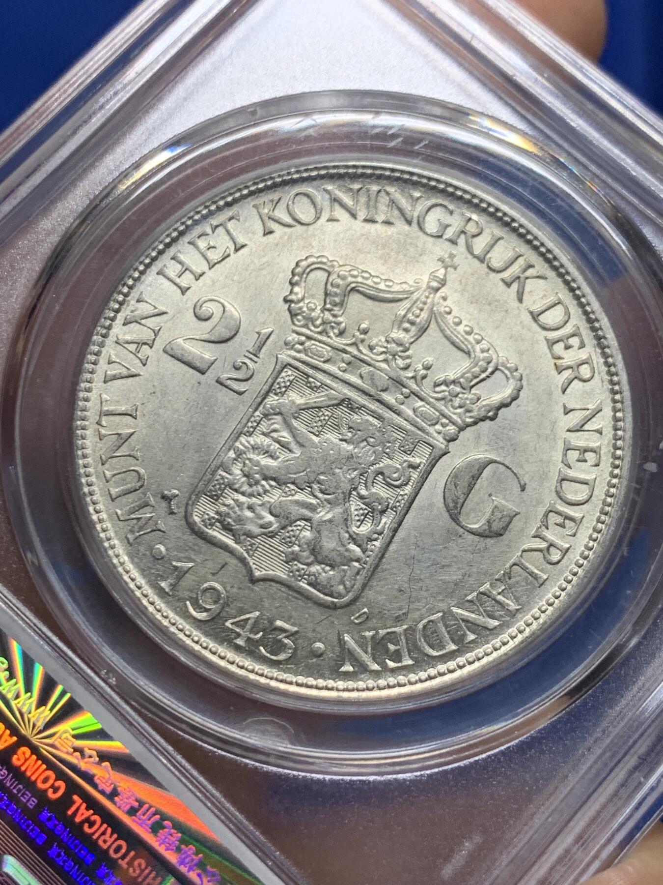 《竞宝斋》第433场 周日，周一 2场连拍 （全场包邮） 公博 MS63 荷兰 1943年 荷属东印度威廉敏娜2.5盾大银币，原光好品，细节见图。