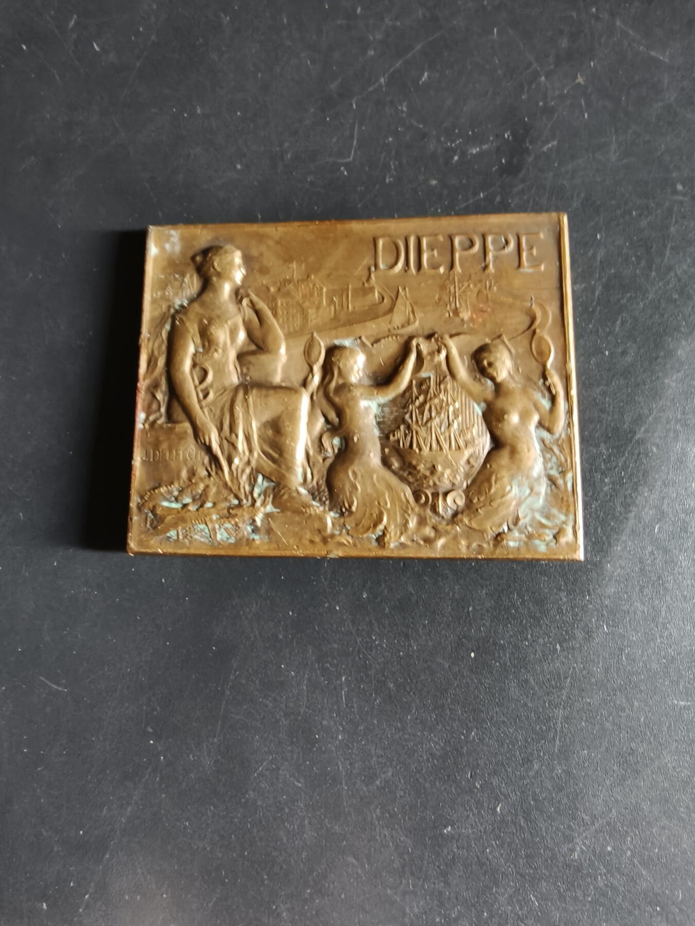 老王徽章第159期  法国迪耶普市方形大铜章     尺寸50×38mm.    重量53.4g