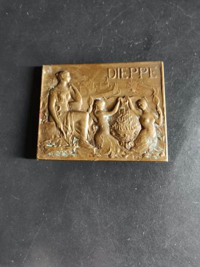 老王徽章第159期 -  法国迪耶普市方形大铜章     尺寸50×38mm.    重量53.4g