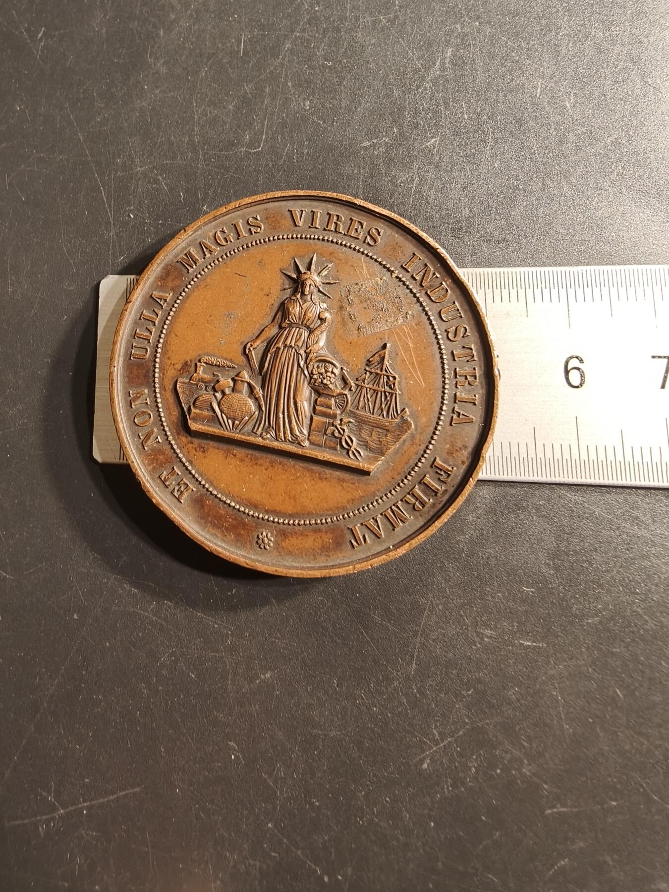 老王徽章第159期 法国巴黎工业艺术学院落成大铜章      直径50mm.   重量58.6g.     早期原铸无边铭