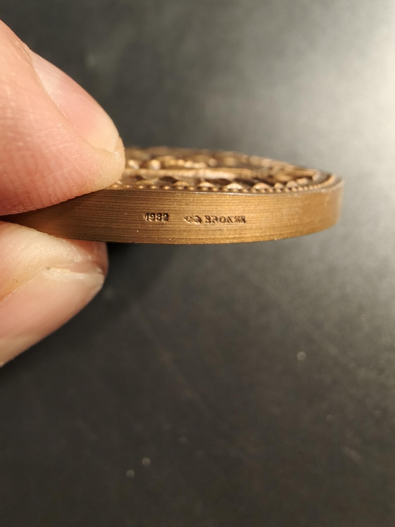 老王徽章第159期  法国天主教会蒙彼利埃修道院大铜章     直径58mm.   重量110.6g