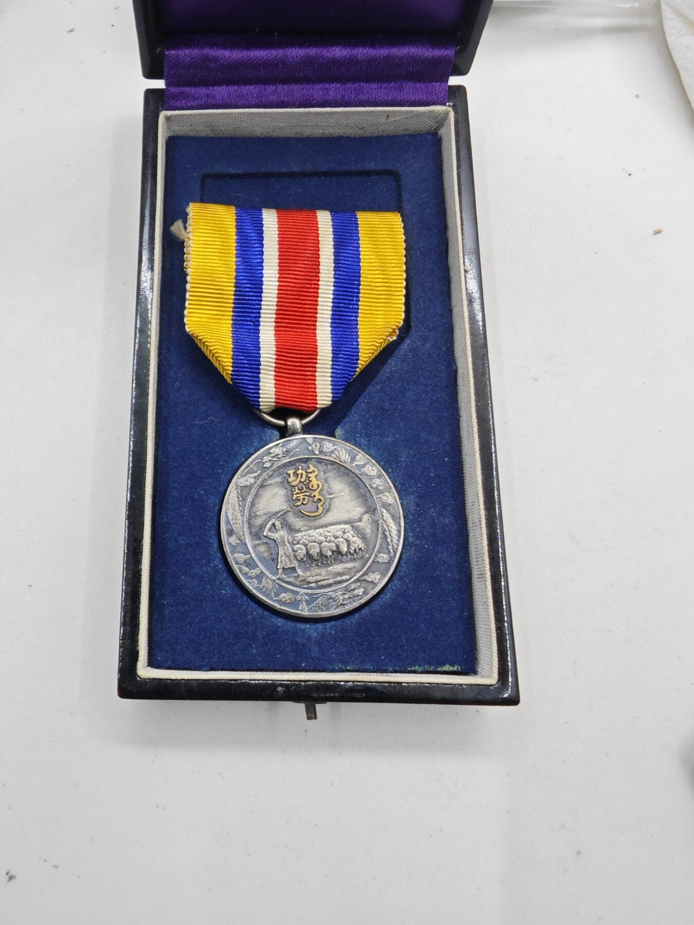 红色经典收藏拍卖专场第28期 勿忘国耻勿忘历史  伪蒙古自治 带原盒扣具丢失