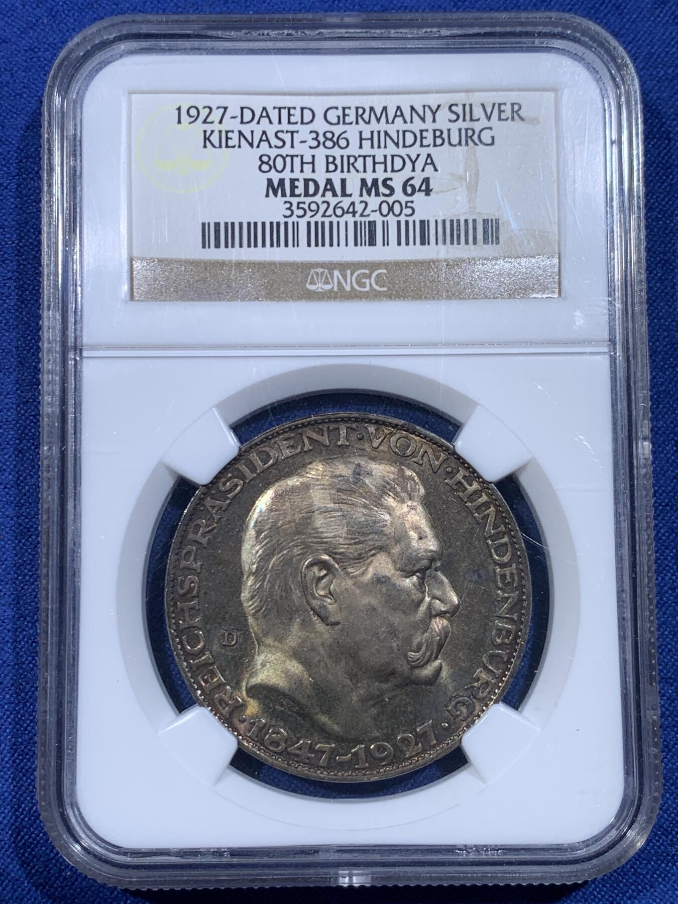 《竞宝斋》第433场 周日，周一 2场连拍 （全场包邮） NGC MS64 德国1927年兴登堡80大寿银质币章，卡尔哥茨经典品种。很少见的老N盒评级章，双面重五彩，底板丝滑如镜，严重低评。实物上手超赞，分数难以描绘的绝佳状态