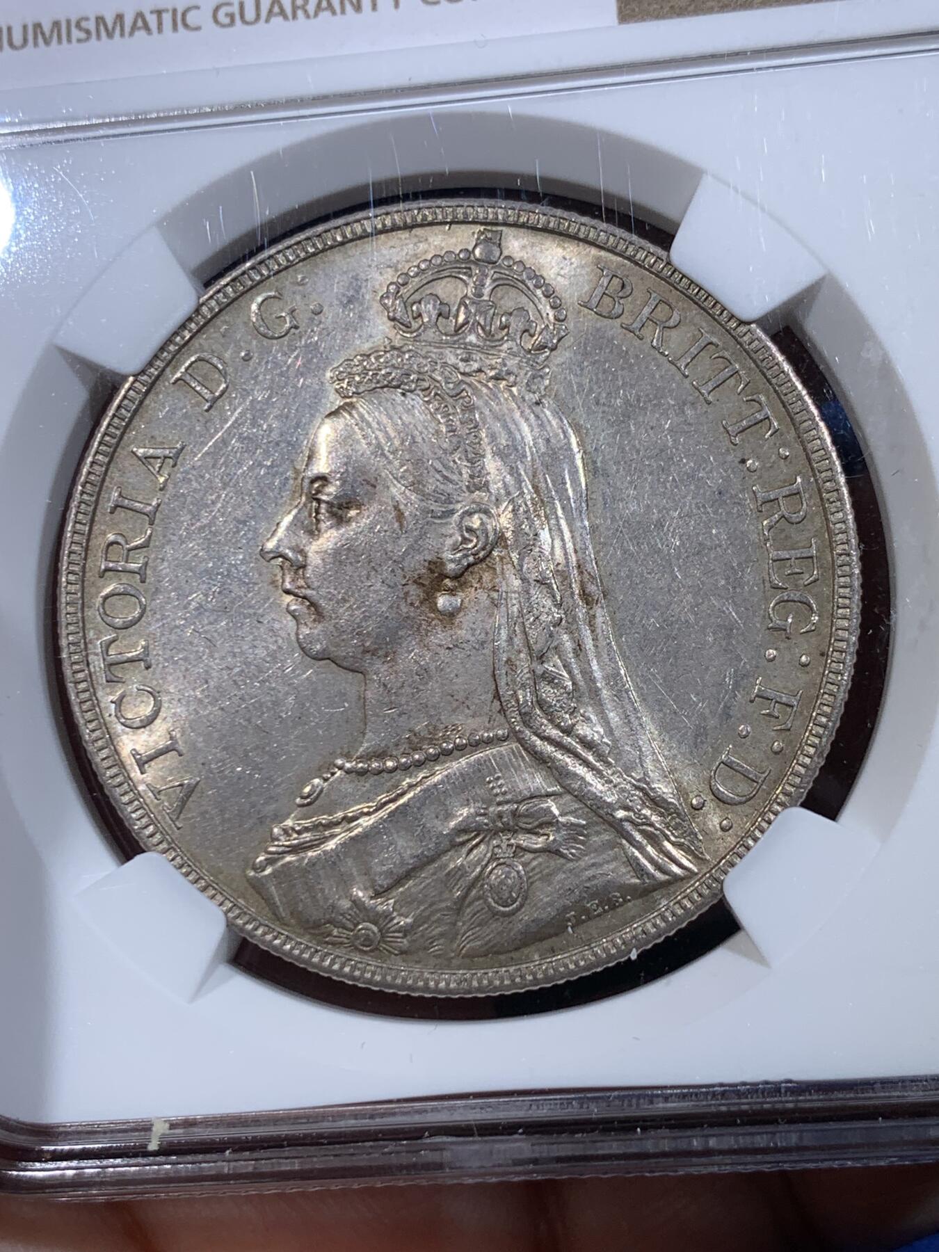 《竞宝斋》第433场 周日，周一 2场连拍 （全场包邮） NGC MS60 英国1887年维多利亚高冠马剑克朗，英国钱币名家Thorbum旧藏，双面带光，整体不错，适合自藏。