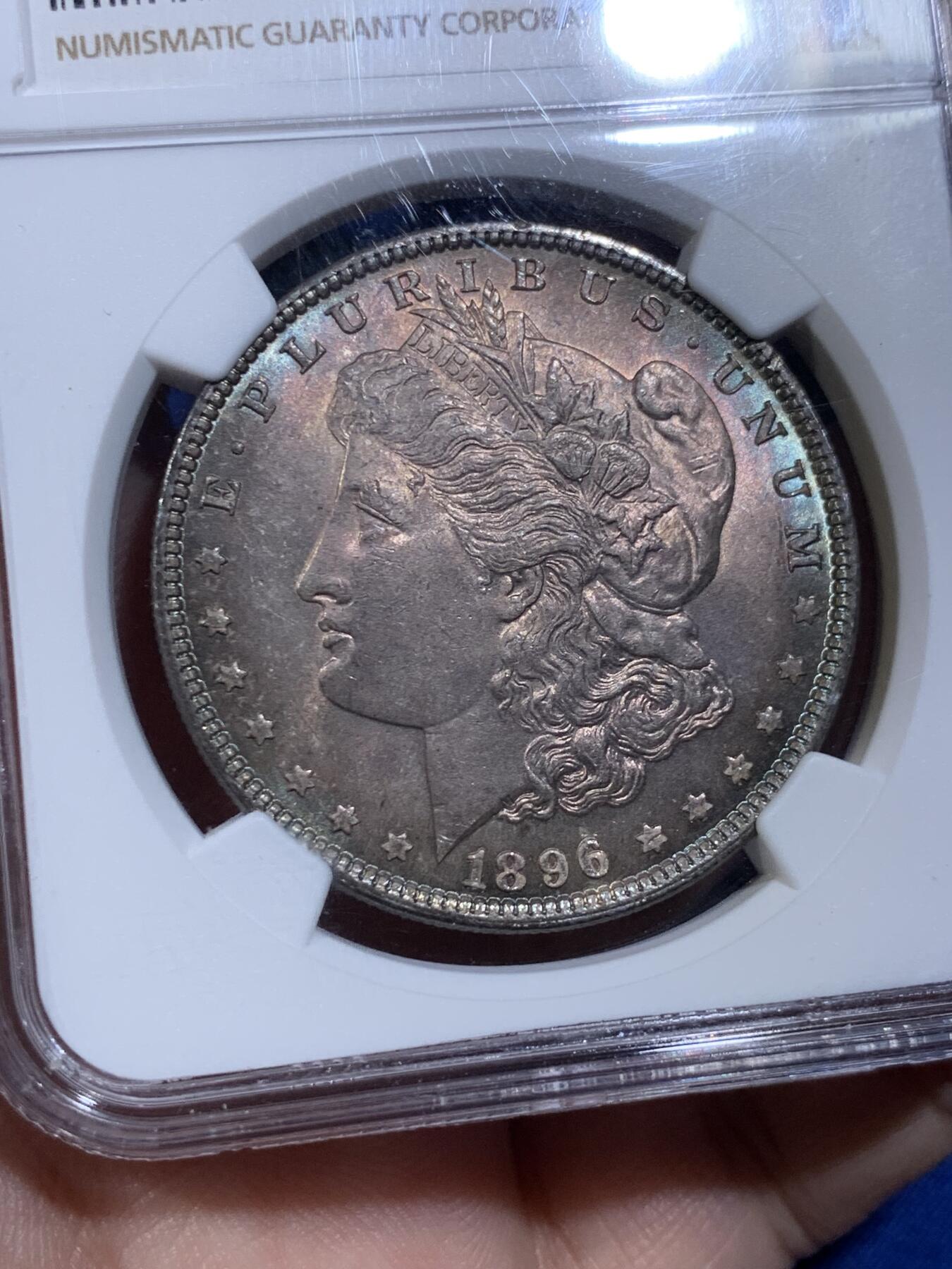 《竞宝斋》第433场 周日，周一 2场连拍 （全场包邮） NGC MS64 美国1896年摩根银币 女神面蓝紫满彩+蓝环彩 背面绿紫满彩 两面底光充沛 收藏级满彩摩根