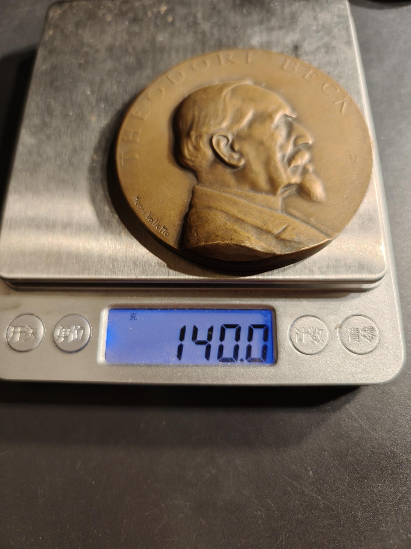 老王徽章第159期 德国工程师西奥多•贝克大铜章    高浮雕     直径66mm.    重量140g