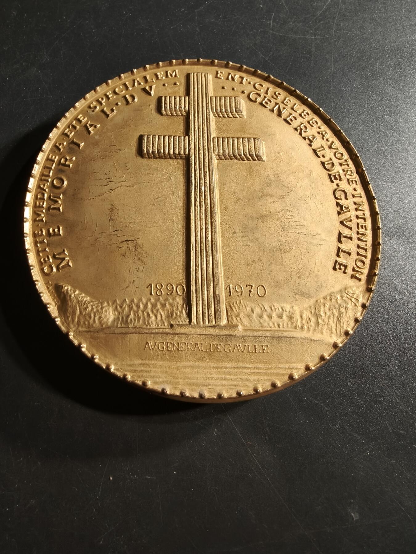 老王徽章第159期 法国夏尔戴高乐将军镀金大铜章     巨大尺寸    直径10.8cm.    重量757.5g.    高浮雕
