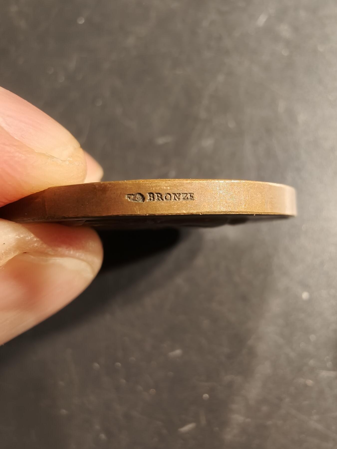 老王徽章第159期  法国1907年巴黎市应用美术与工业大铜章     直径36mm.   重量29.2g