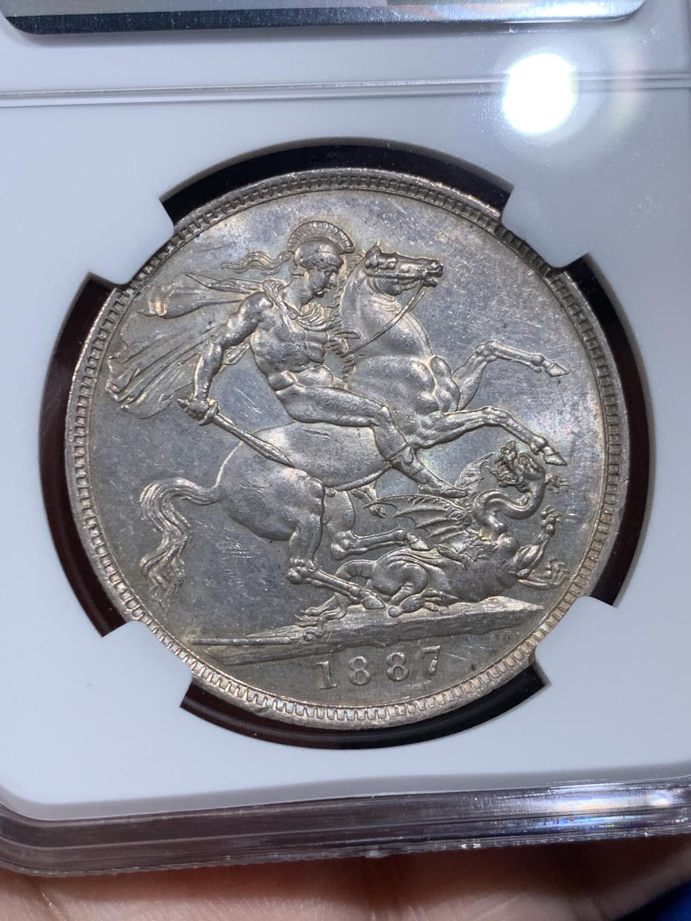 《竞宝斋》第433场 周日，周一 2场连拍 （全场包邮） NGC MS60 英国1887年维多利亚高冠马剑克朗，英国钱币名家Thorbum旧藏，双面带光，整体不错，适合自藏。