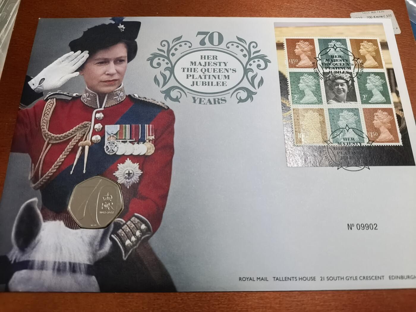 长老汇蛇年精选第六十八场拍卖 2022英国女王在位70周年邮币封首日封，含1枚50便士同主题铜镍币，经典骑马图，带皇家邮政原信套