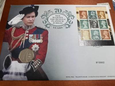 长老汇蛇年精选第六十八场拍卖 - 2022英国女王在位70周年邮币封首日封，含1枚50便士同主题铜镍币，经典骑马图，带皇家邮政原信套