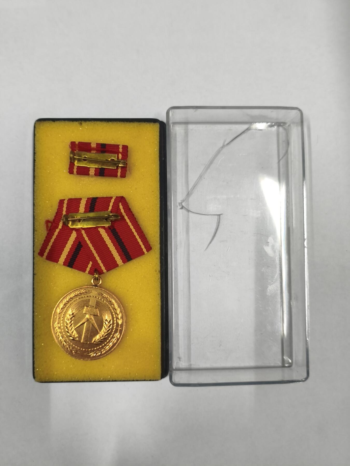 韵星假日拍卖第二十九期 -- Rimey Holidays Auction 29 民主德国金级工战队奖章 带原盒略