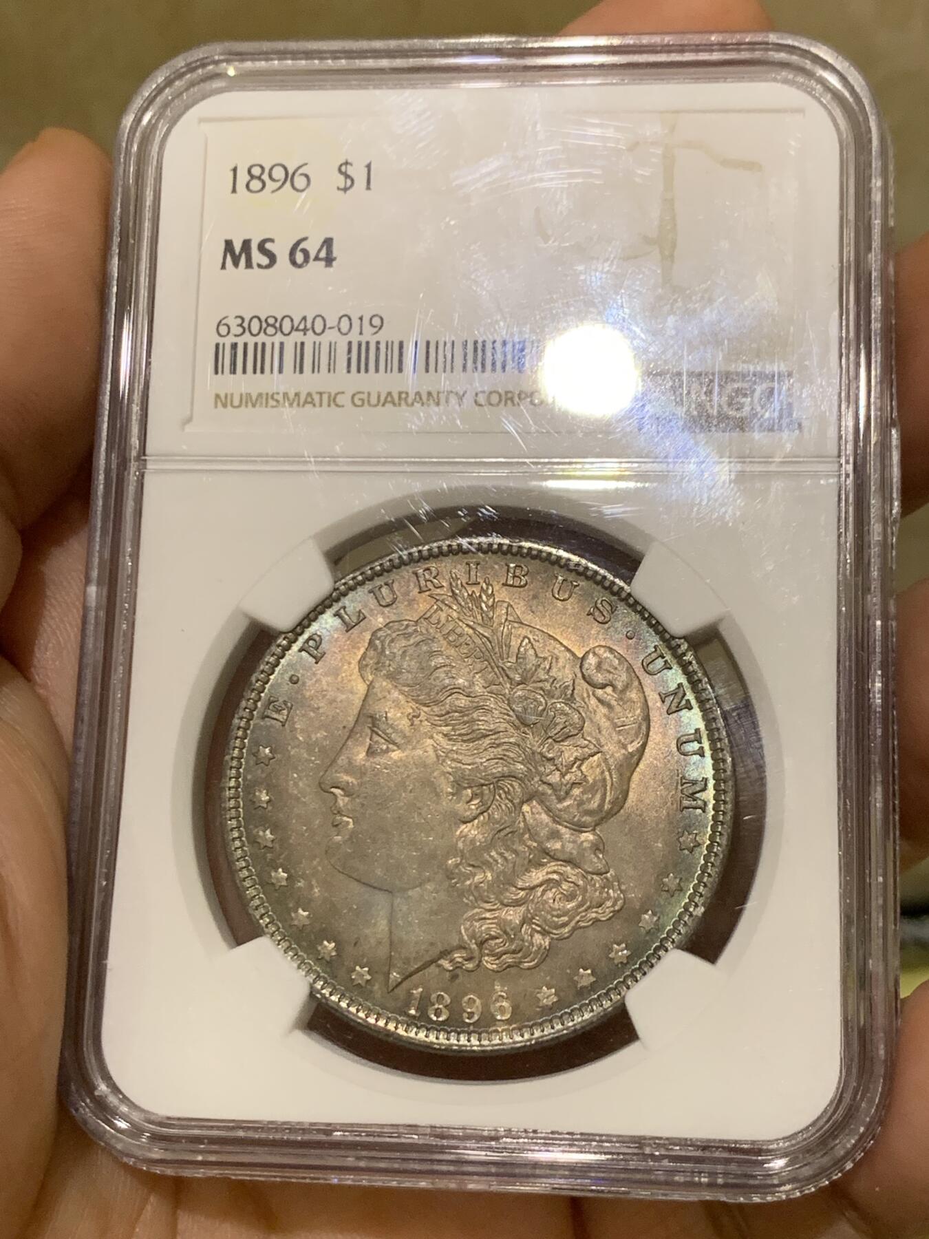 《竞宝斋》第433场 周日，周一 2场连拍 （全场包邮） NGC MS64 美国1896年摩根银币 女神面蓝紫满彩+蓝环彩 背面绿紫满彩 两面底光充沛 收藏级满彩摩根