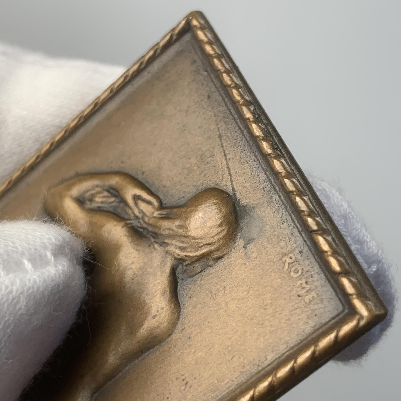 掌中浮雕-藏着的欧洲第039场 SAMF系列作品4号《盥洗室》，68×34mm，1900年发行，铜章发行量171枚 ,章牌艺术大师奥斯卡·罗蒂作品
