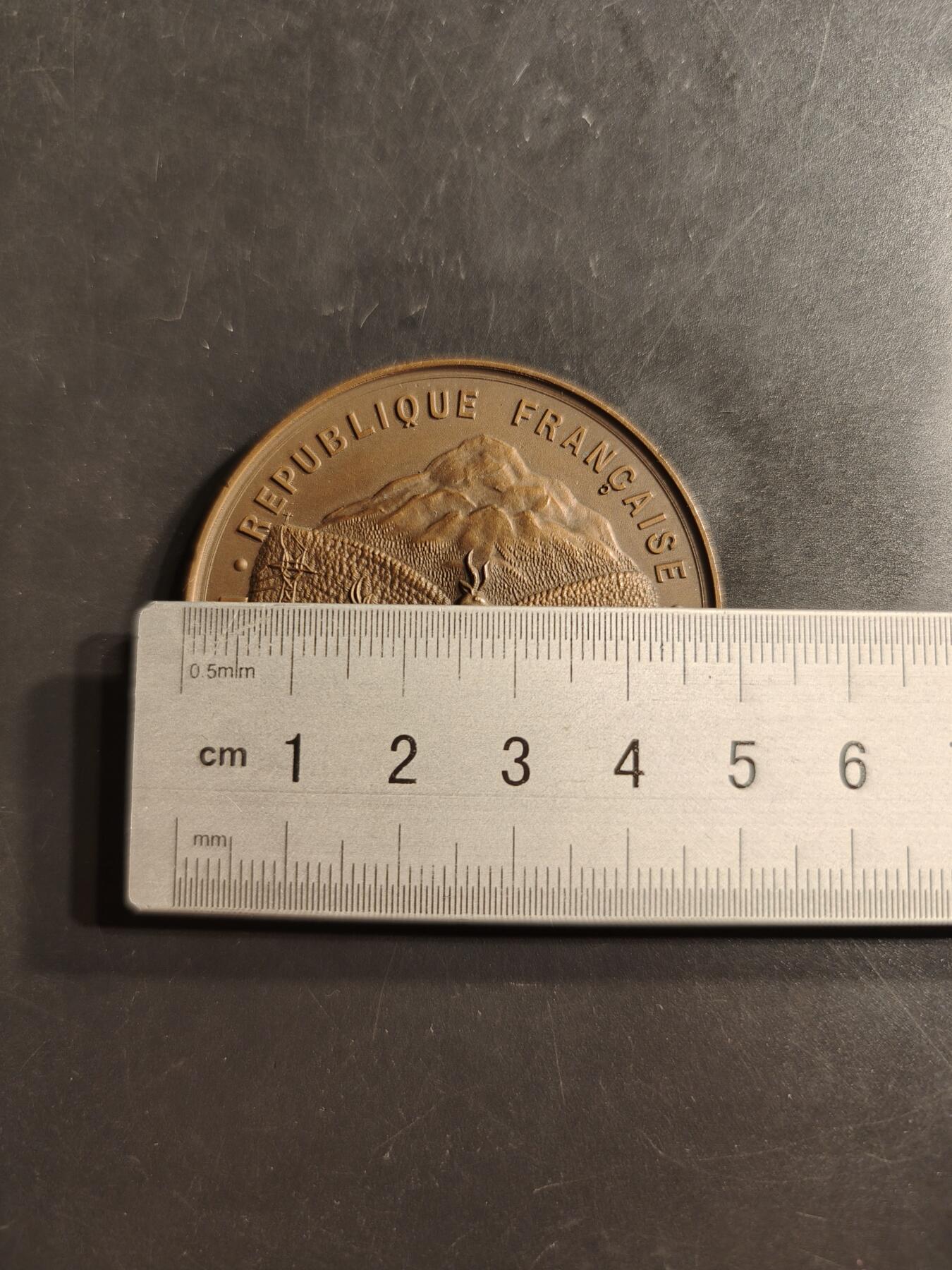 老王徽章第159期 法国农业部第一届高山乡村生活展览大铜章     直径50mm.    重量56.4g