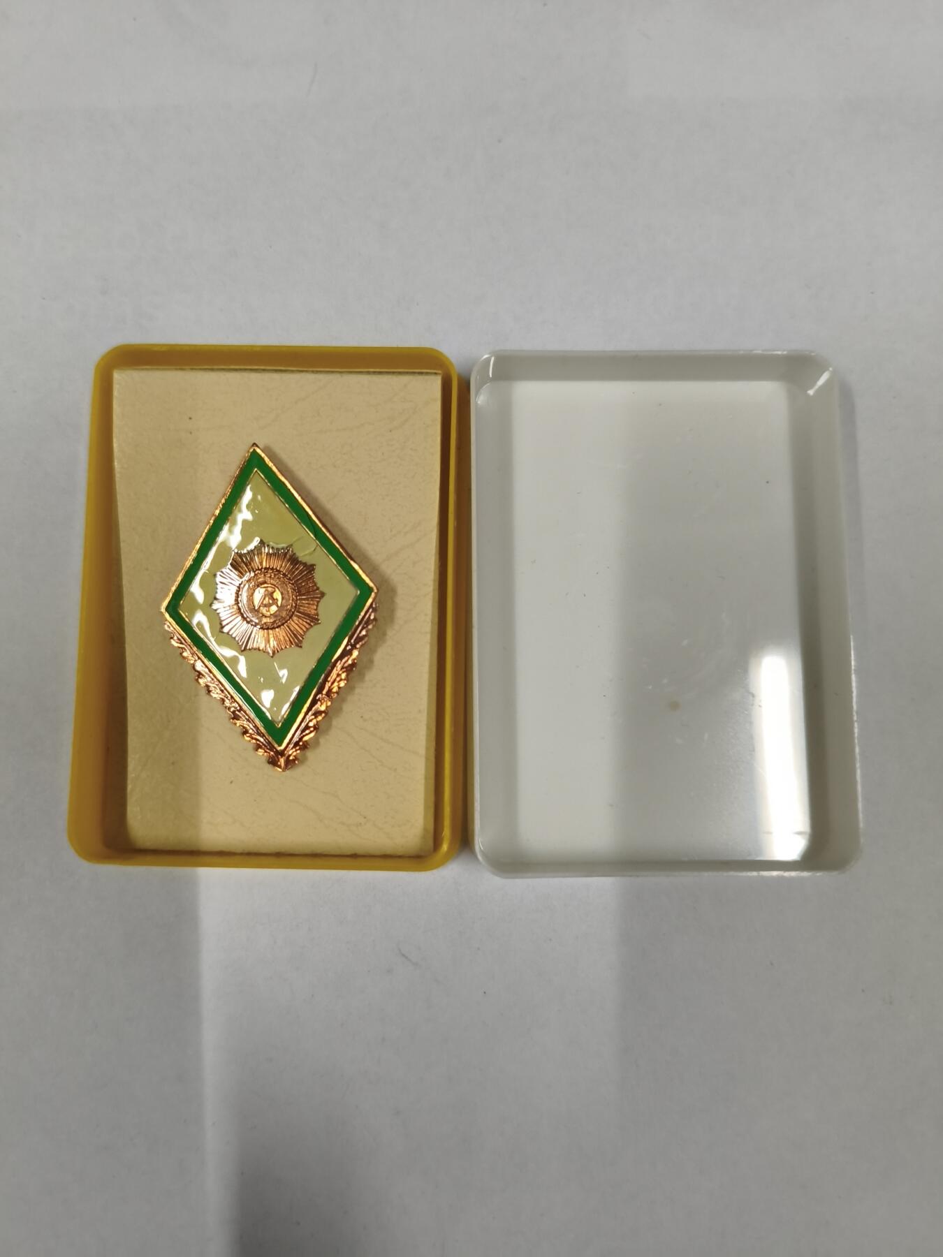 韵星假日拍卖第二十九期 -- Rimey Holidays Auction 29 民主德国内务部警察校徽 带原盒