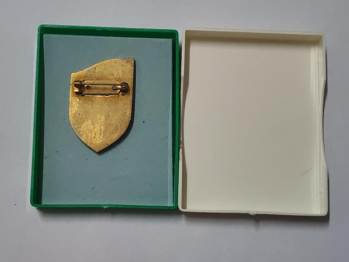 韵星假日拍卖第二十九期 -- Rimey Holidays Auction 29 民主德国史塔西四十周年证章 带原盒