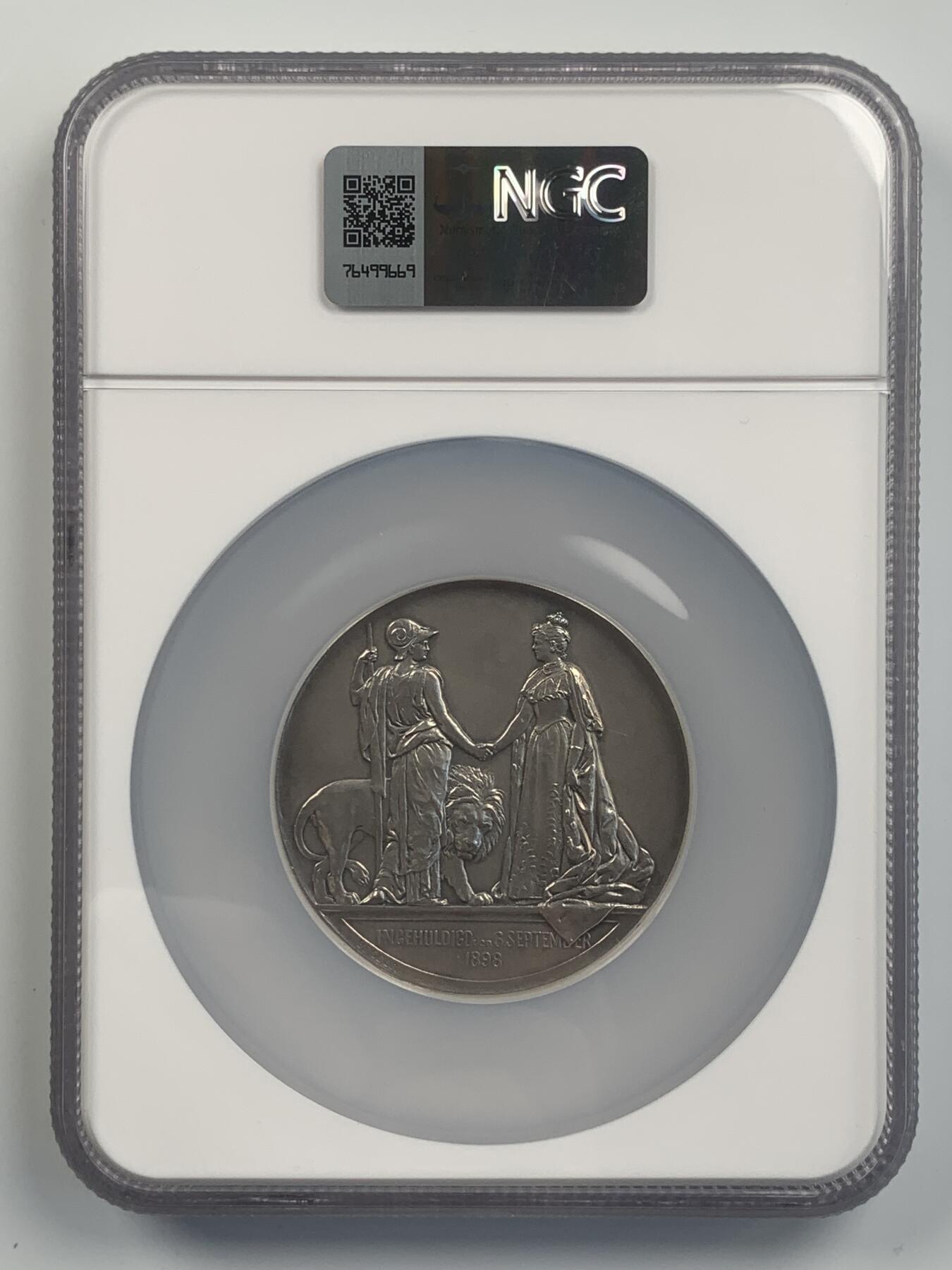 掌中浮雕-藏着的欧洲第039场 NGC MS61 : 1898年荷兰女王威廉敏娜登基加冕纪念大银章，60mm，银章制作量仅482枚，精美且少见的大银章（NGC评级盒子有磕碰，如图，但并不影响盒子的密封性）