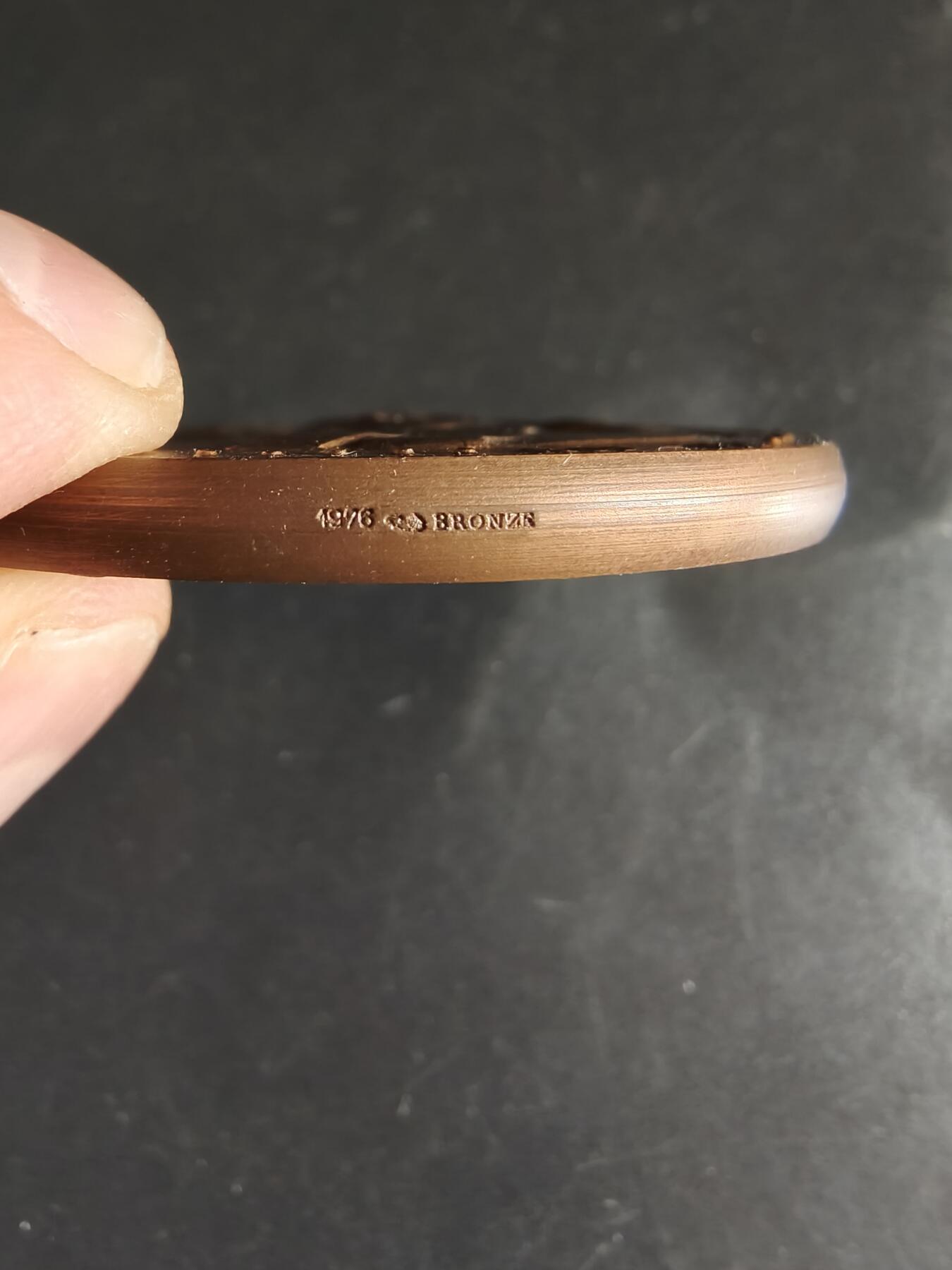 老王徽章第159期  法国公证人存款及储蓄银行大铜章     直径58mm.   重量122.2g