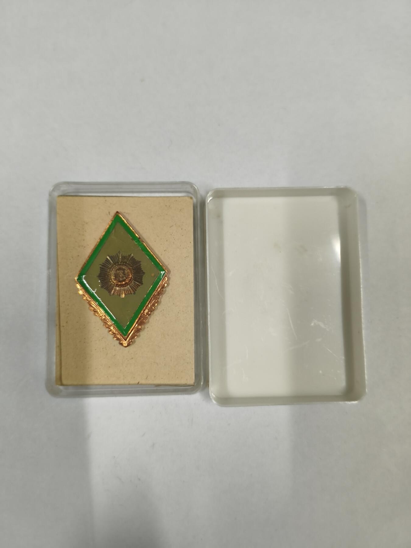 韵星假日拍卖第二十九期 -- Rimey Holidays Auction 29 民主德国内务部警察校徽 带原盒