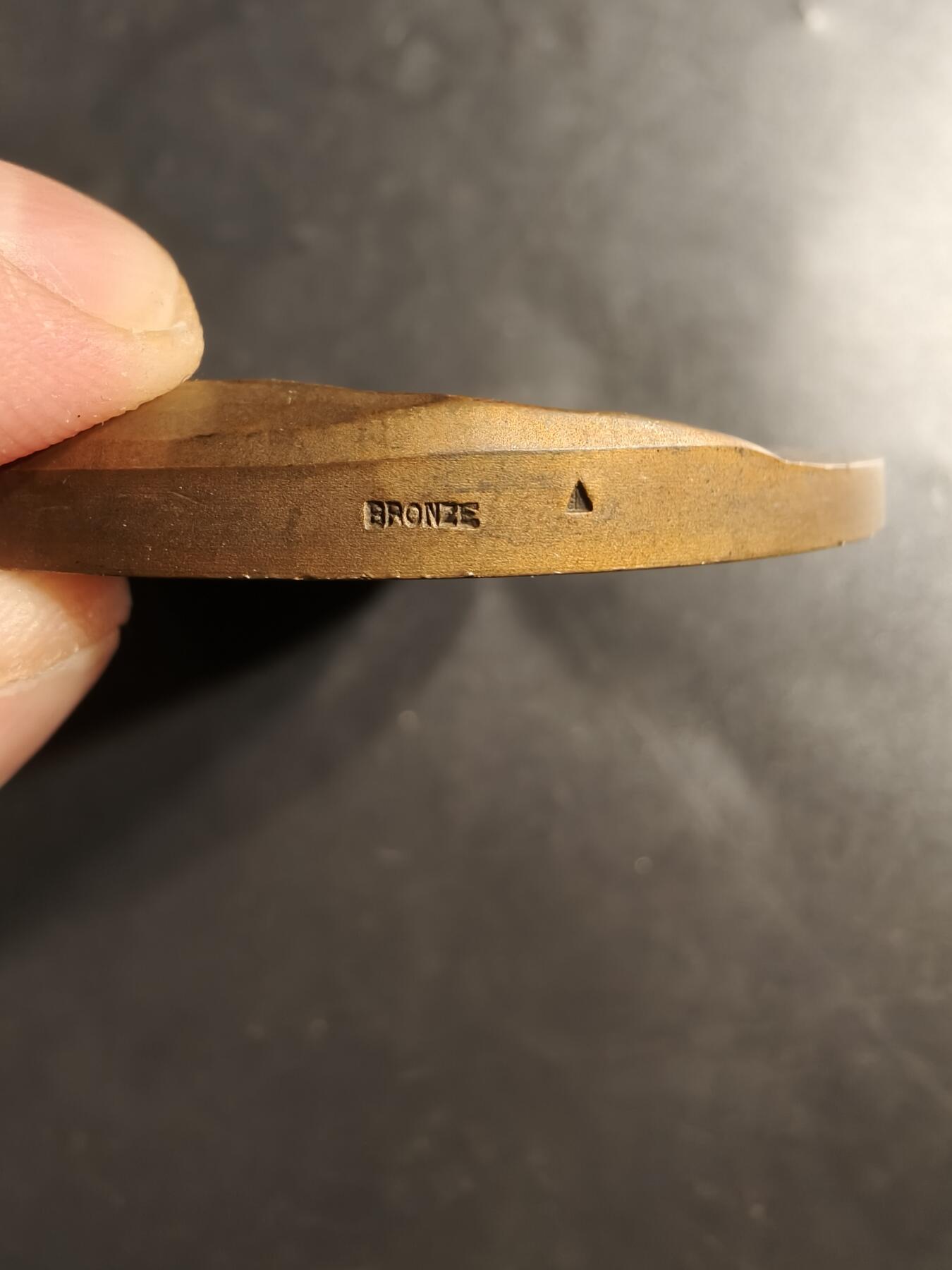 老王徽章第159期 德国工程师西奥多•贝克大铜章    高浮雕     直径66mm.    重量140g