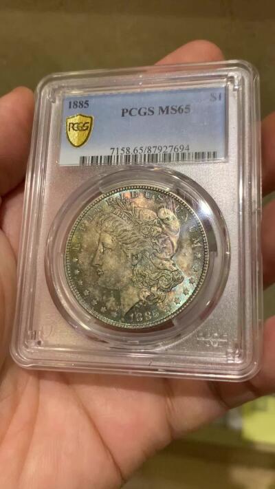 《竞宝斋》第433场 周日，周一 2场连拍 （全场包邮） PCGS MS65 美国1885年摩根银币P版，原汁原味双面五彩老包浆，包浆醇厚润泽又犀利，打制深峻，转光强烈细节优秀，状态一流。