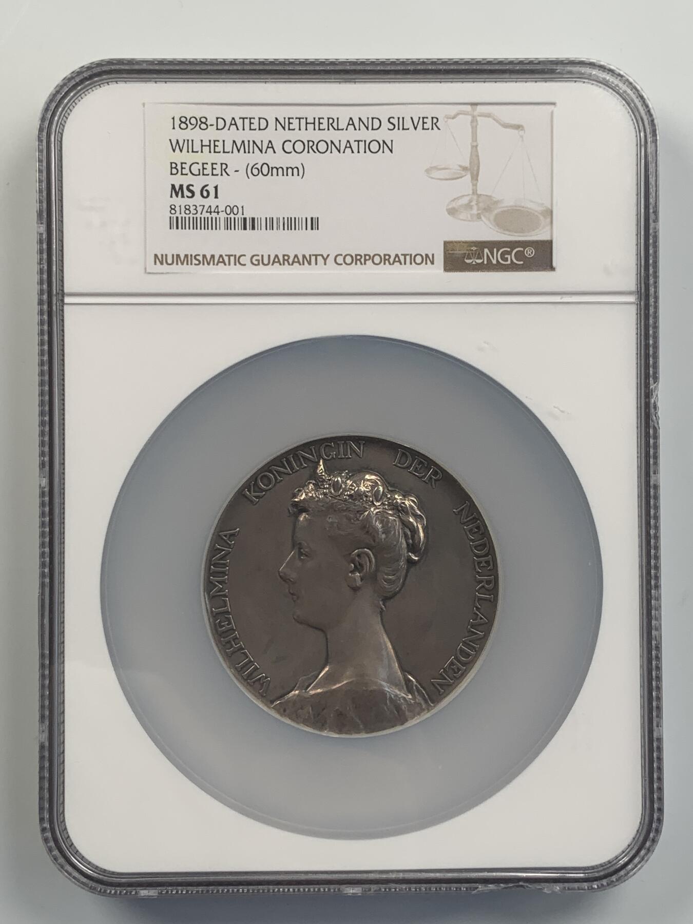 掌中浮雕-藏着的欧洲第039场 NGC MS61 : 1898年荷兰女王威廉敏娜登基加冕纪念大银章，60mm，银章制作量仅482枚，精美且少见的大银章（NGC评级盒子有磕碰，如图，但并不影响盒子的密封性）