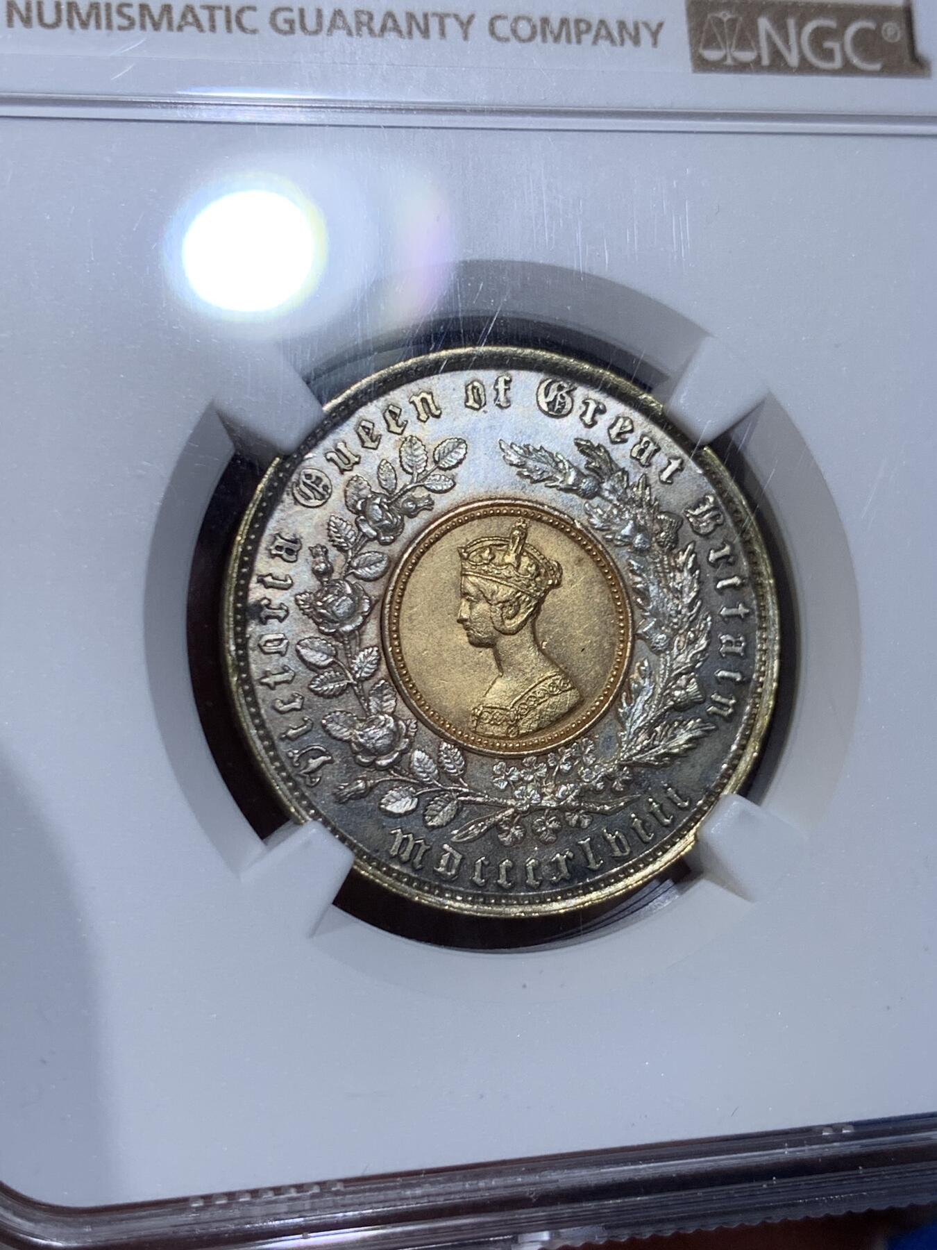 《竞宝斋》第433场 周日，周一 2场连拍 （全场包邮） NGC MS62 英国1848年Model克朗双色币，X#23罕见无字版：普通版在花环下方有设计师签名“PUB: BY H.HYAMS”，这枚是无字的。