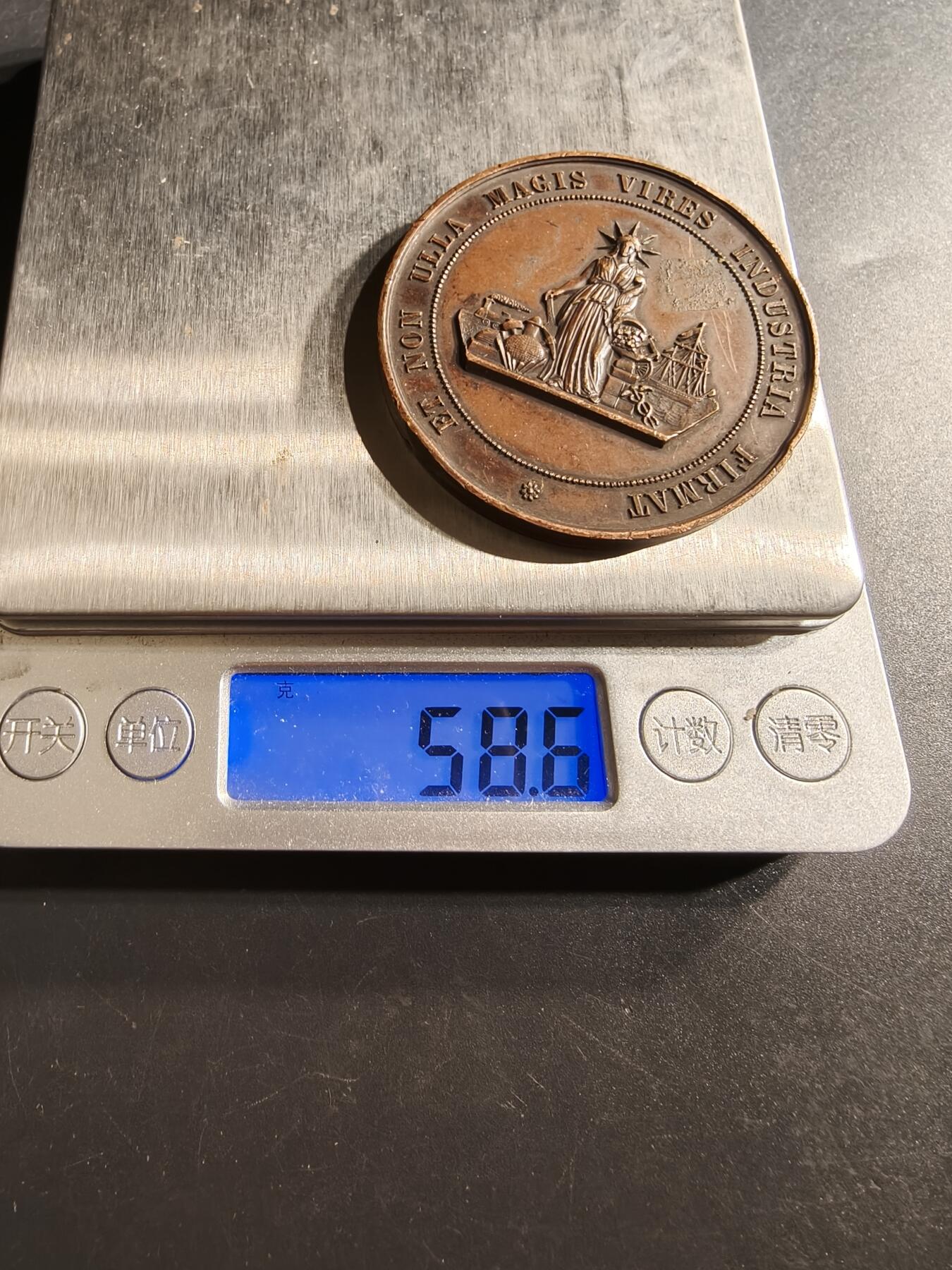 老王徽章第159期 法国巴黎工业艺术学院落成大铜章      直径50mm.   重量58.6g.     早期原铸无边铭