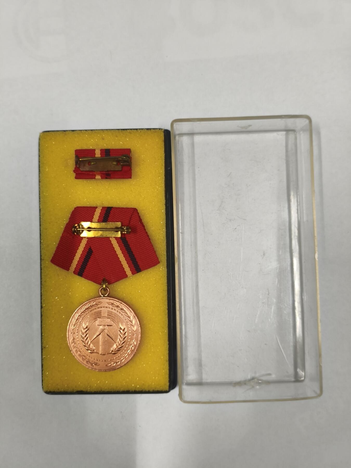 韵星假日拍卖第二十九期 -- Rimey Holidays Auction 29 民主德国铜级工战队奖章 带原盒略