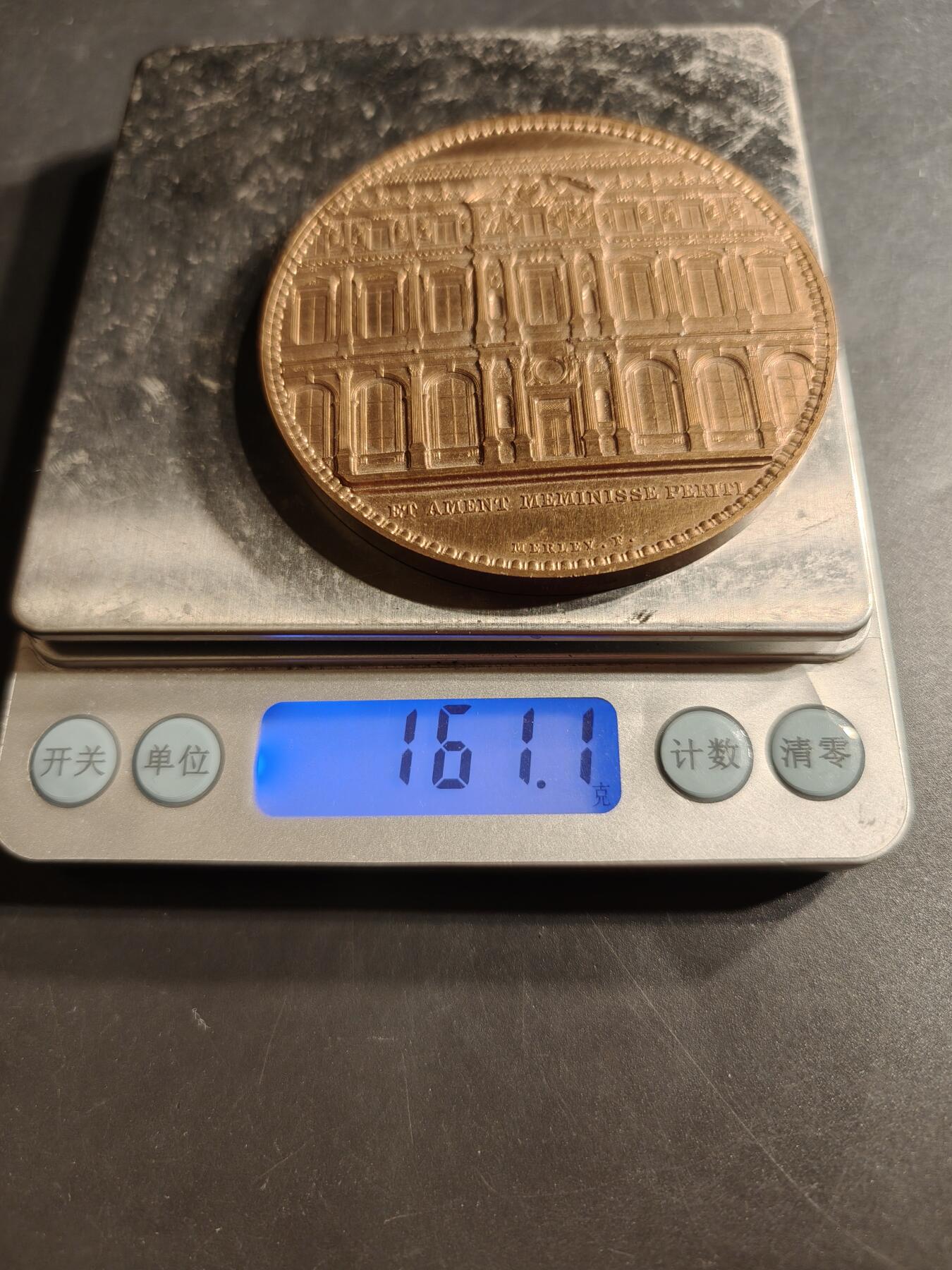 老王徽章第159期 法国财政部大铜章     正面为卢浮宫     直径68mm.    重量161.1g
