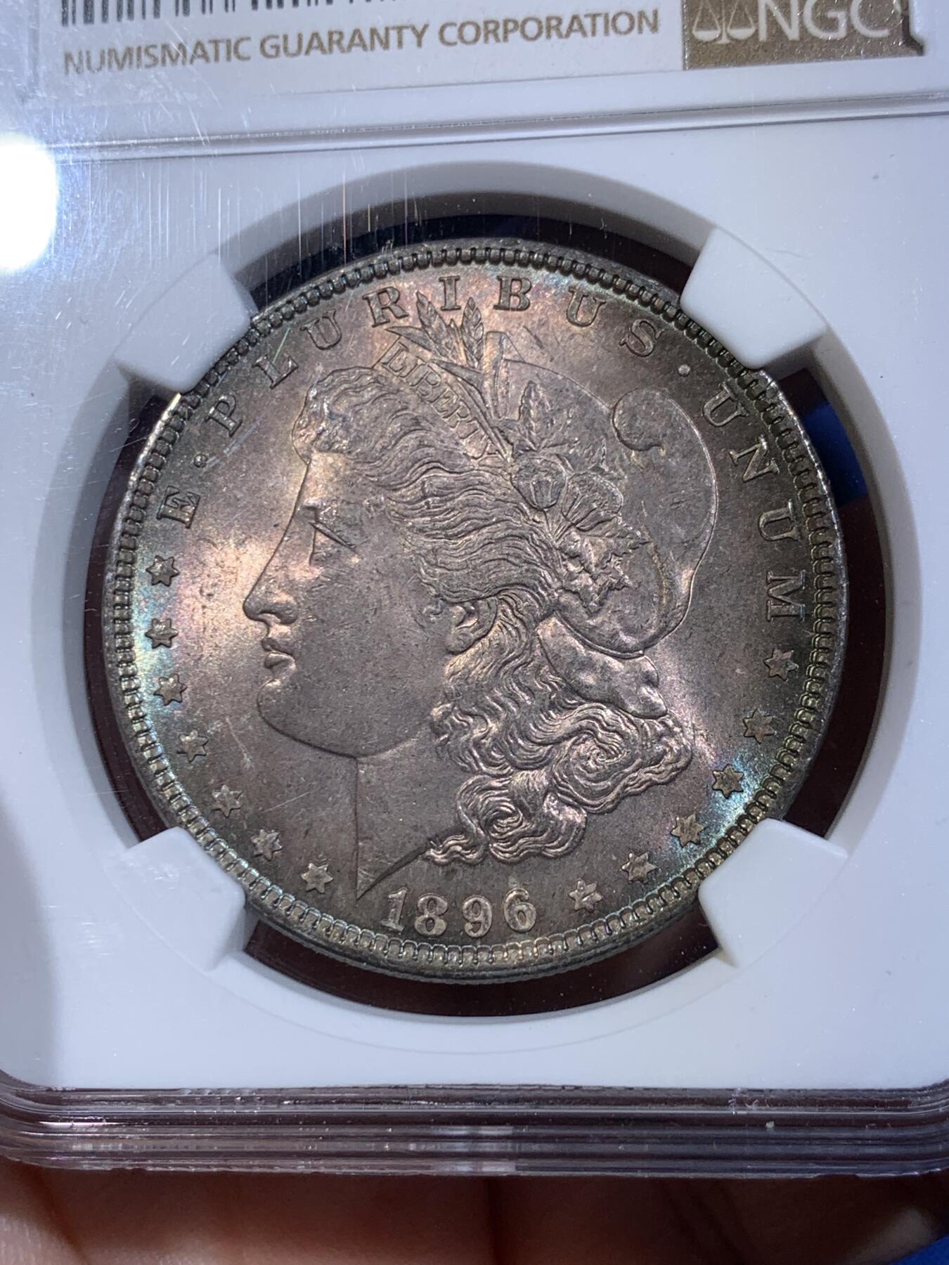 《竞宝斋》第433场 周日，周一 2场连拍 （全场包邮） NGC MS64 美国1896年摩根银币 女神面蓝紫满彩+蓝环彩 背面绿紫满彩 两面底光充沛 收藏级满彩摩根