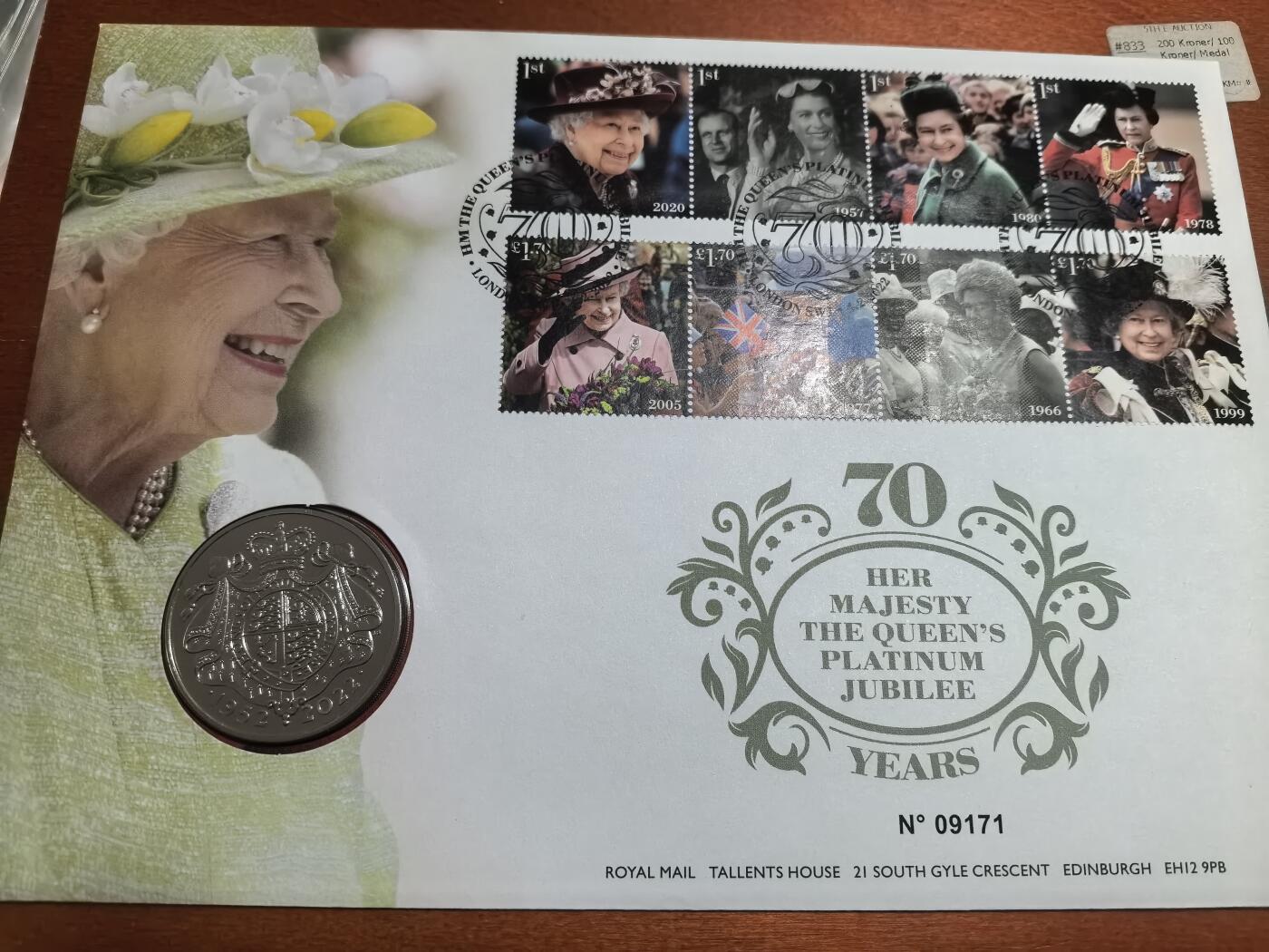 长老汇蛇年精选第六十八场拍卖 2022英国女王在位70周年邮币封首日封，含1枚5英镑同主题铜镍币，经典大窗帘骑马图，带皇家邮政原信套（2）