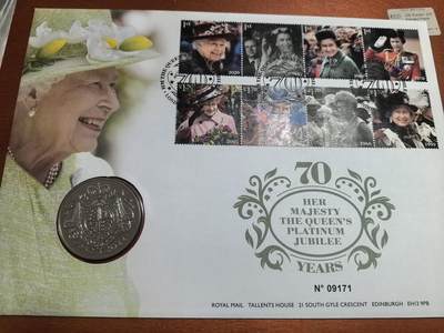 长老汇蛇年精选第六十八场拍卖 - 2022英国女王在位70周年邮币封首日封，含1枚5英镑同主题铜镍币，经典大窗帘骑马图，带皇家邮政原信套（2）
