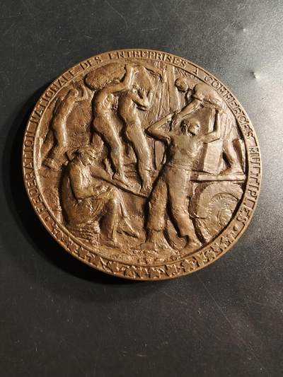 老王徽章第159期 - 法国全国连锁企业联合会大铜章     直径78mm.    重量282.6g