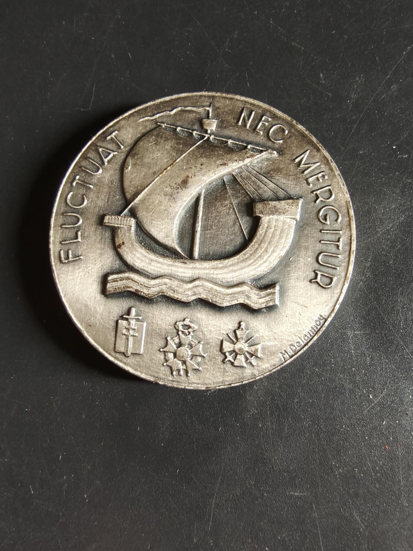 老王徽章第159期  法国巴黎市镀银大铜章      直径49mm.    重量69.4g