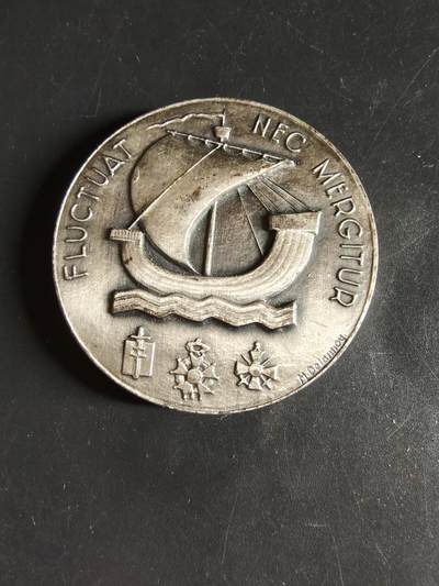 老王徽章第159期 -  法国巴黎市镀银大铜章      直径49mm.    重量69.4g