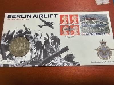 长老汇马年精选第七场拍卖 - 1999英国皇家邮政纪念柏林空中救援50周年邮币封首日封，含1枚铜镍章，限量发行