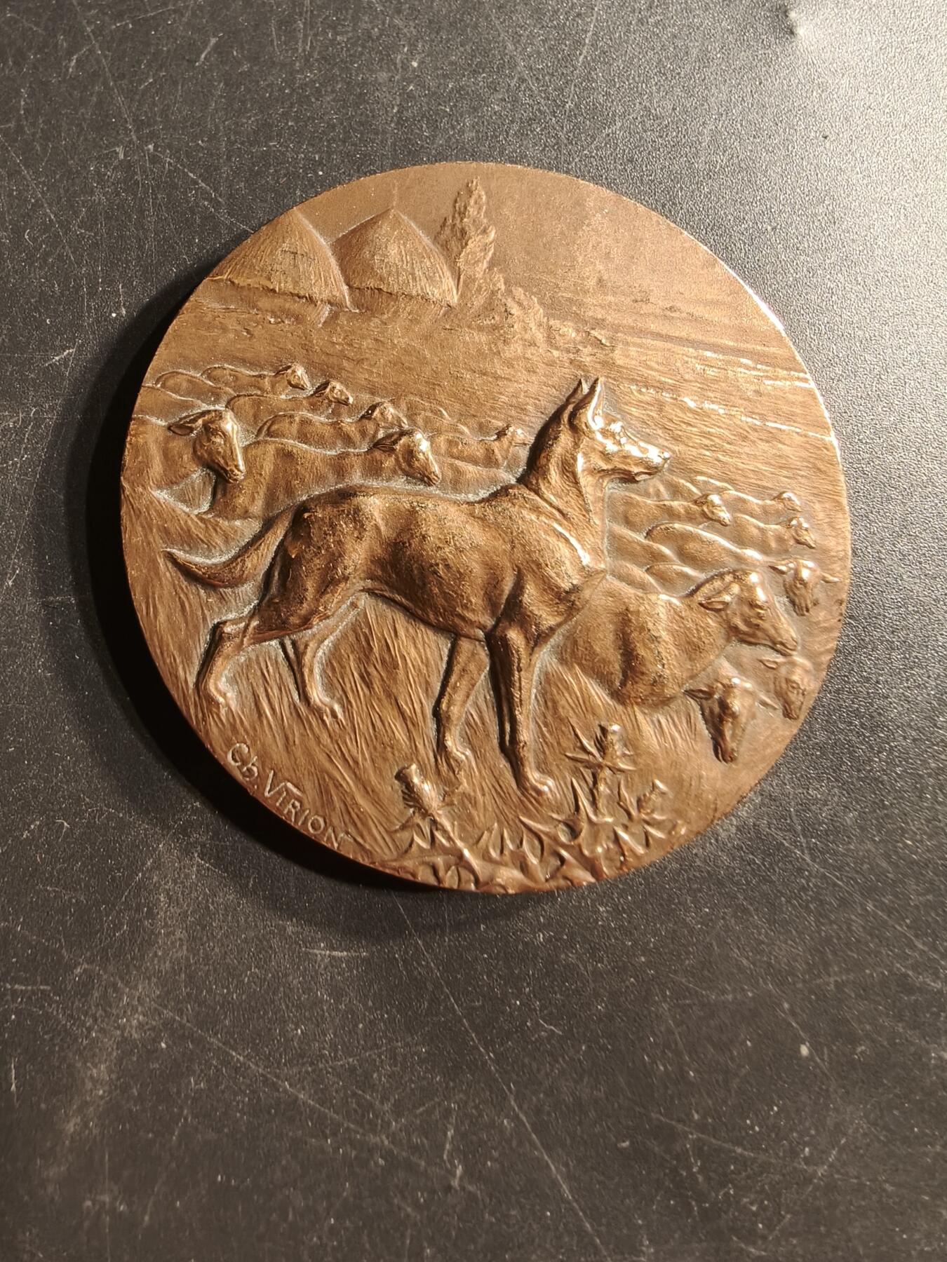 老王徽章第159期 法国畜牧业大铜章   牧羊犬放羊    直径50mm.    重量60.7g