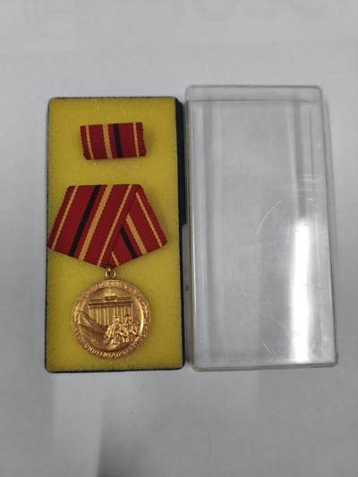 韵星假日拍卖第二十九期 -- Rimey Holidays Auction 29 - 民主德国金级工战队奖章 带原盒略