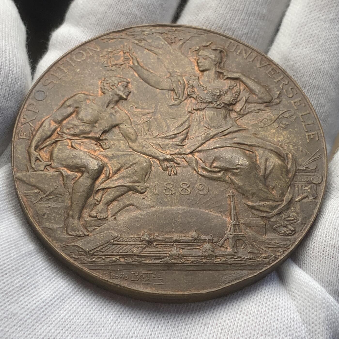 掌中浮雕-藏着的欧洲第039场 1889年法国巴黎世博会铜章，63mm，实发阴刻奖牌少见，雕刻家路易.博泰（L.Bottee）作品