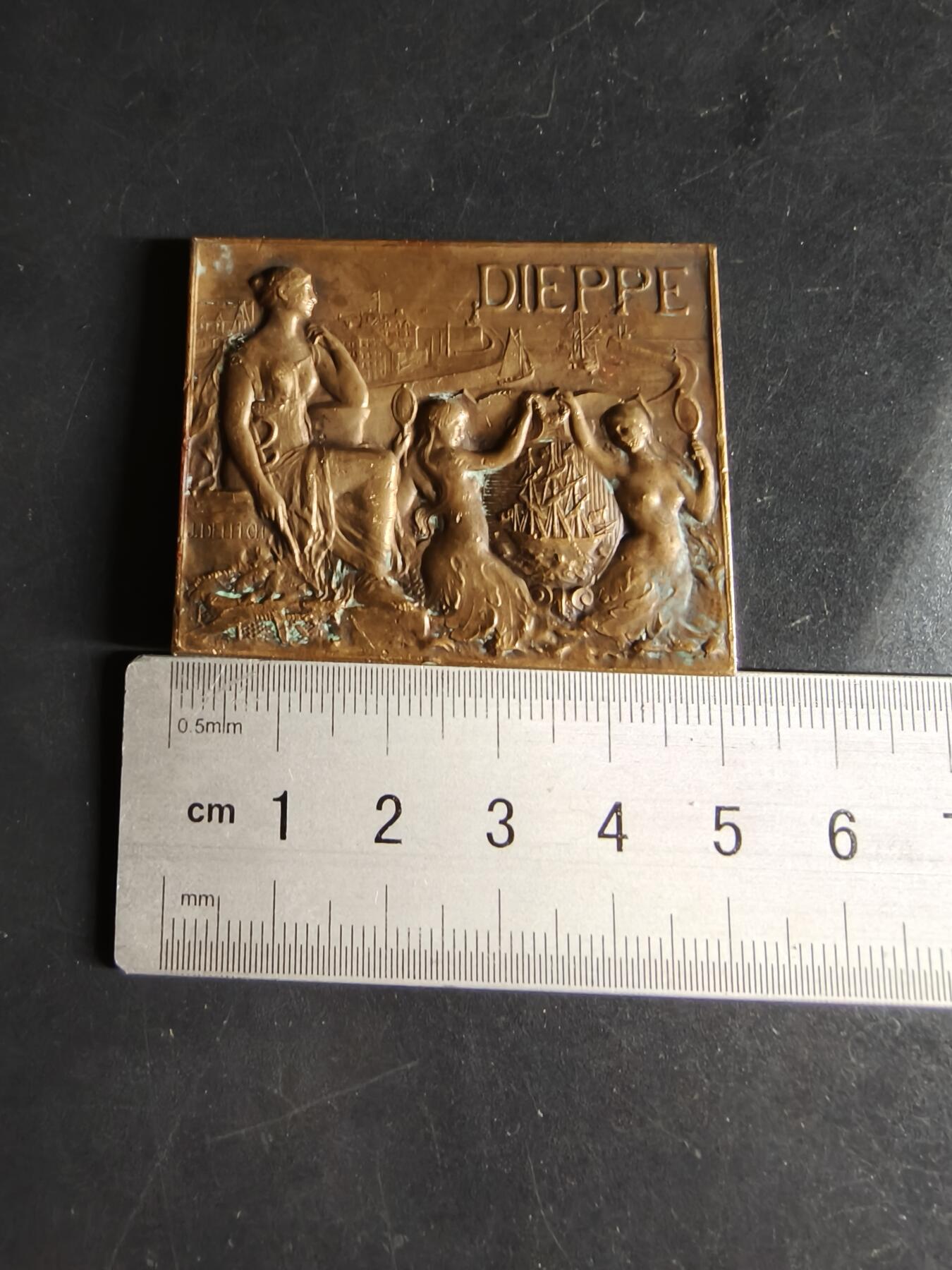 老王徽章第159期  法国迪耶普市方形大铜章     尺寸50×38mm.    重量53.4g
