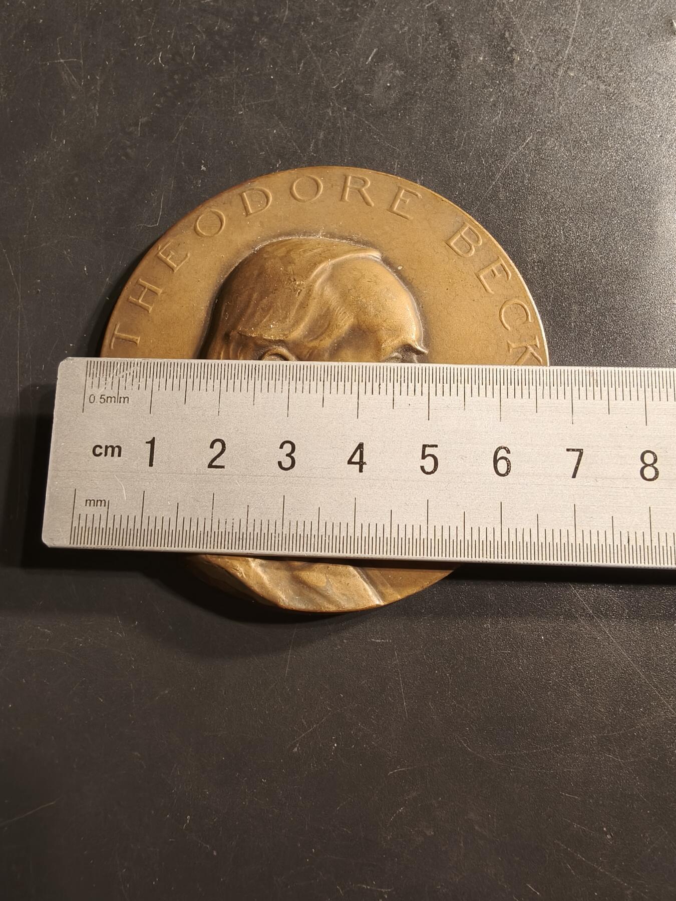 老王徽章第159期 德国工程师西奥多•贝克大铜章    高浮雕     直径66mm.    重量140g